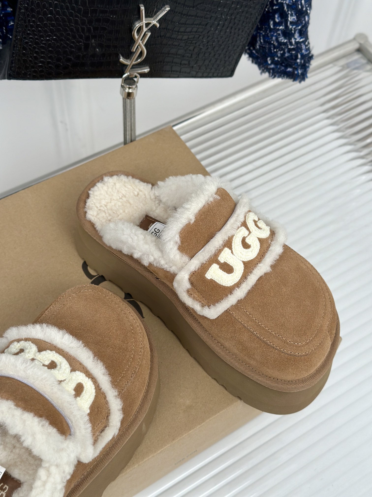 UGG24ss新品厚底字母半拖毛毛鞋这无法抗拒的新时尚今年的厚底系列真的是小个子的福音轻便好穿要温暖更要