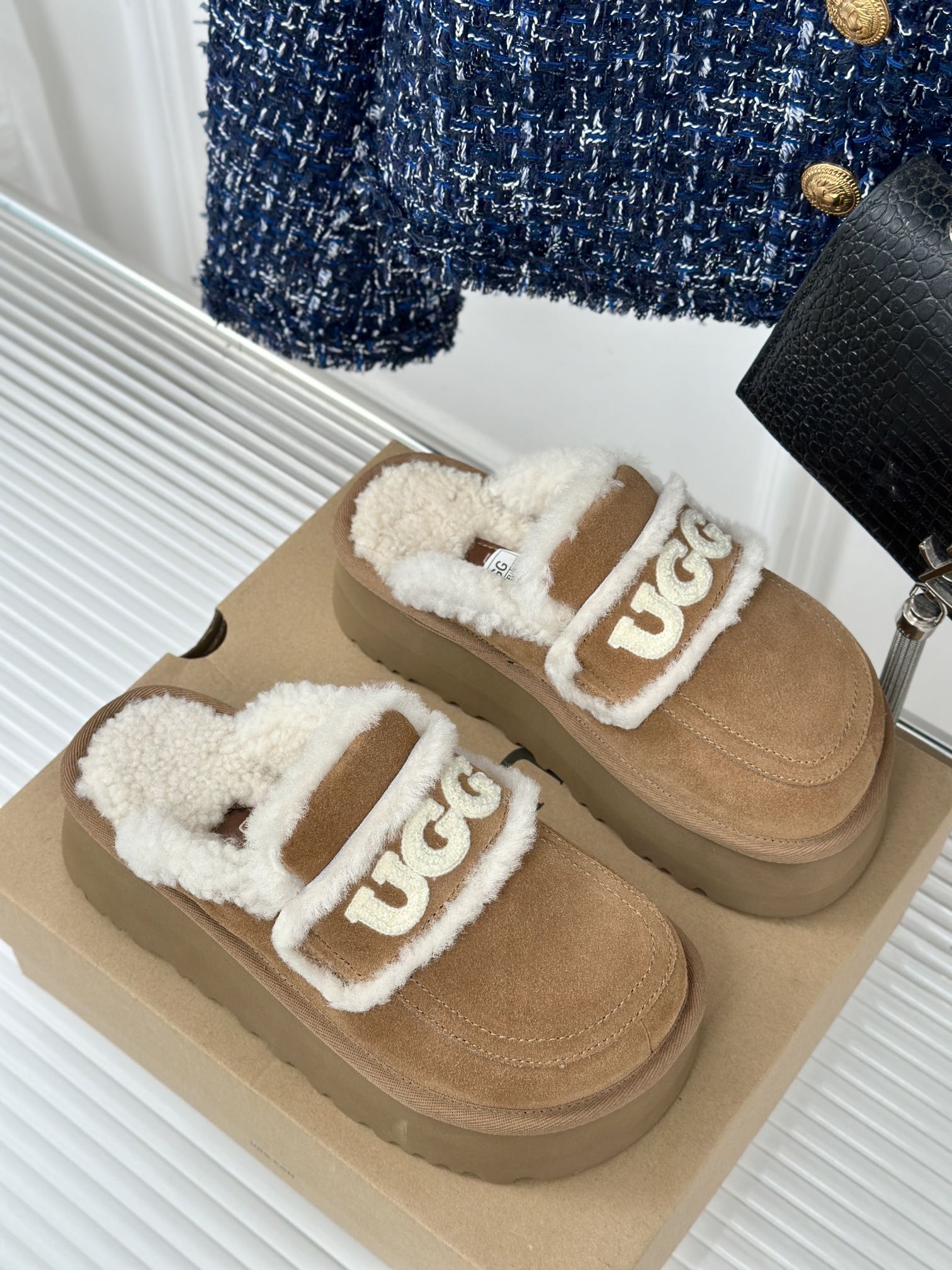 UGG24ss新品厚底字母半拖毛毛鞋这无法抗拒的新时尚今年的厚底系列真的是小个子的福音轻便好穿要温暖更要