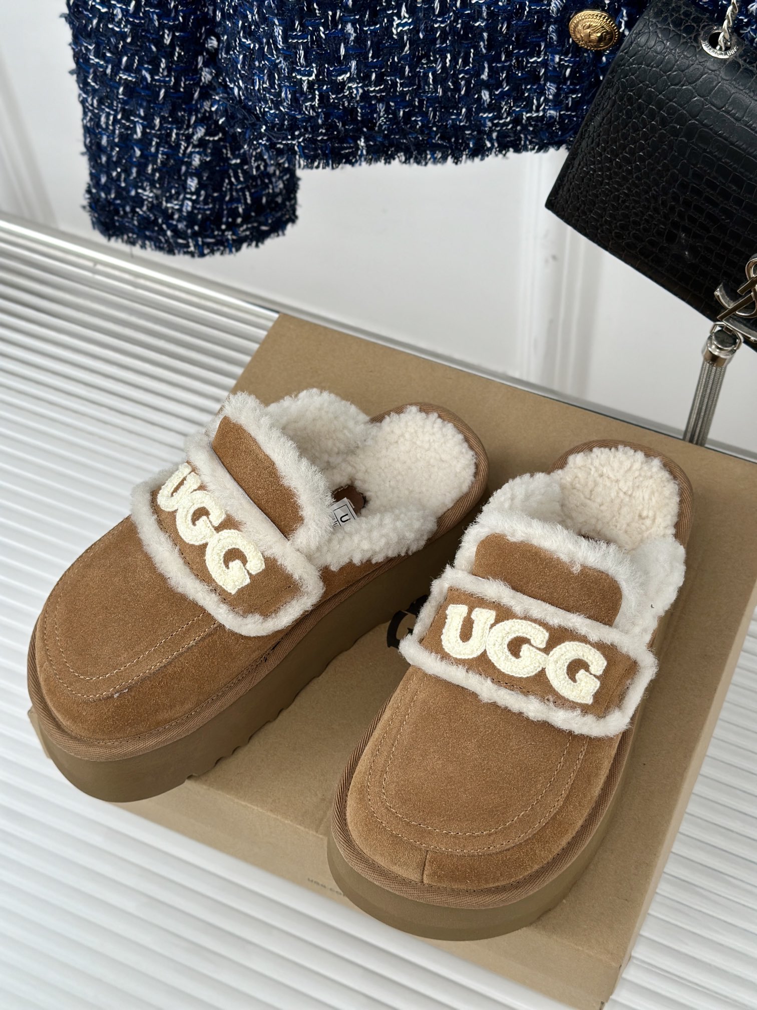 UGG24ss新品厚底字母半拖毛毛鞋这无法抗拒的新时尚今年的厚底系列真的是小个子的福音轻便好穿要温暖更要