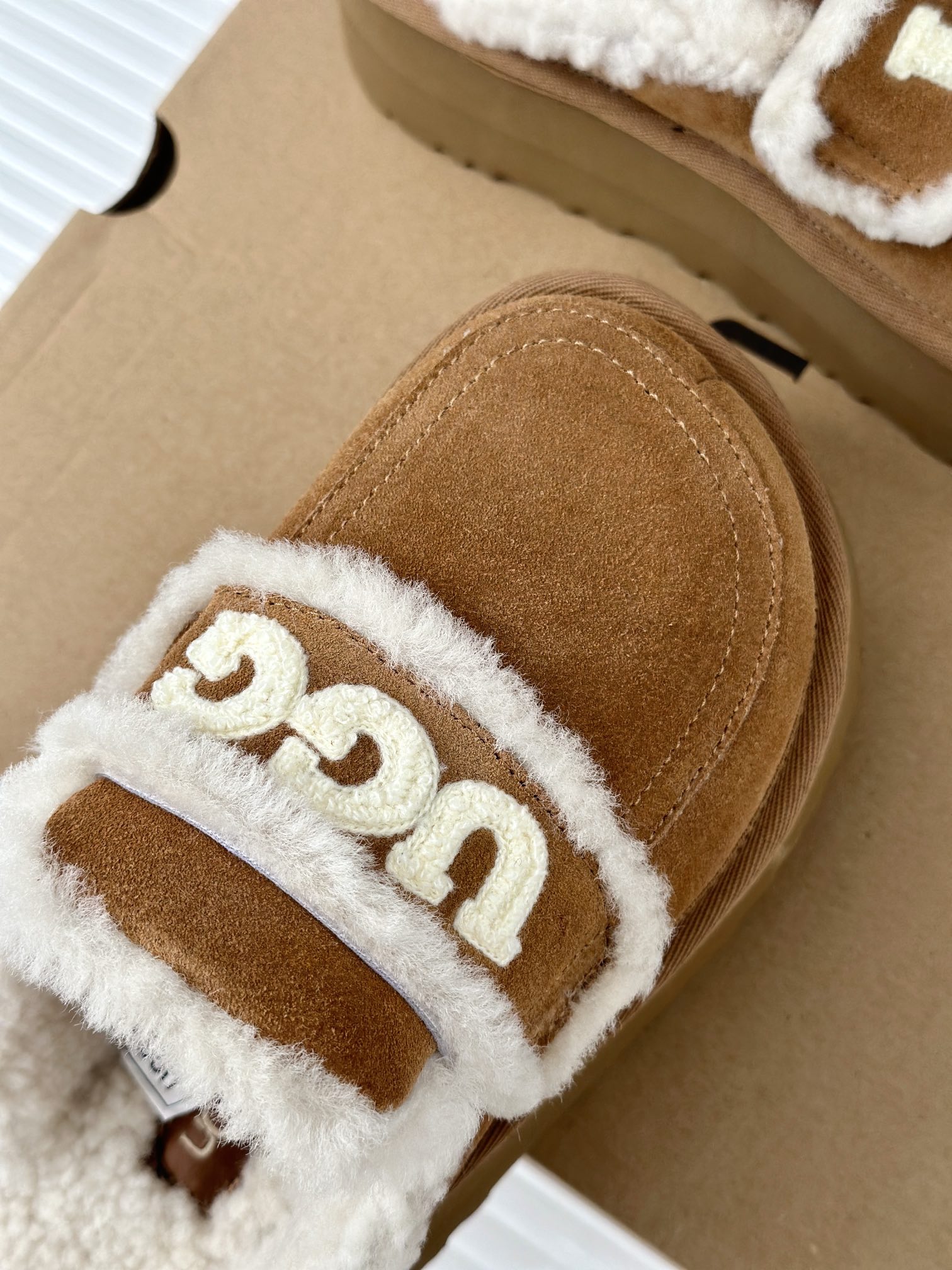 UGG24ss新品厚底字母半拖毛毛鞋这无法抗拒的新时尚今年的厚底系列真的是小个子的福音轻便好穿要温暖更要