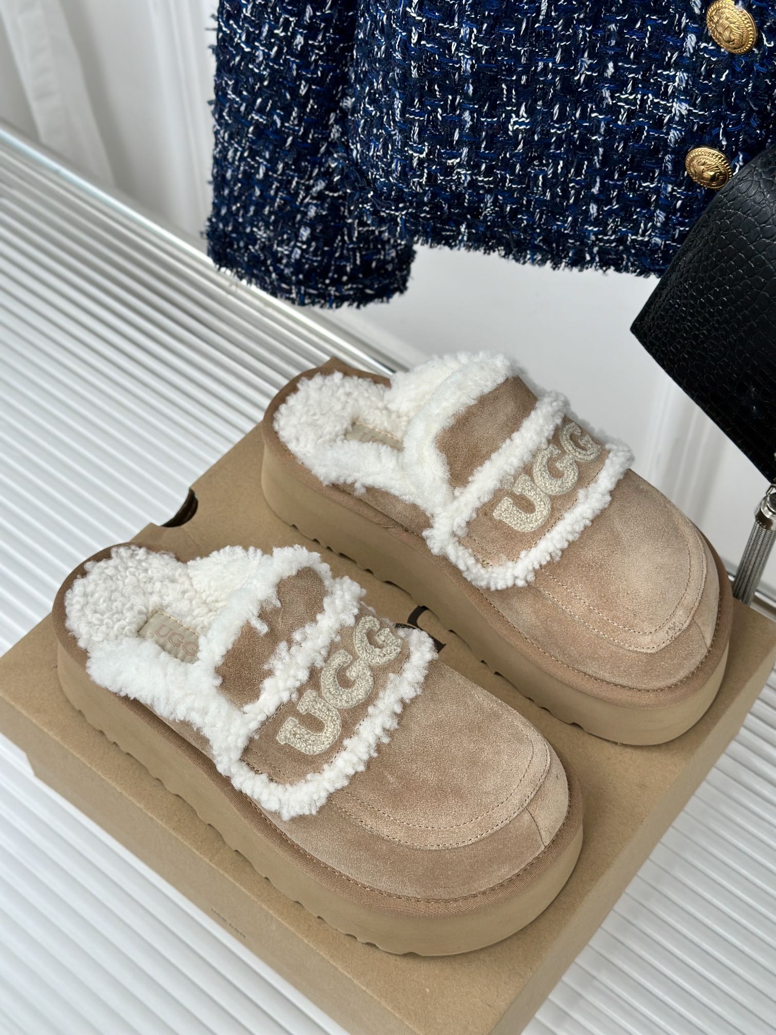 UGG24ss新品厚底字母半拖毛毛鞋这无法抗拒的新时尚今年的厚底系列真的是小个子的福音轻便好穿要温暖更要