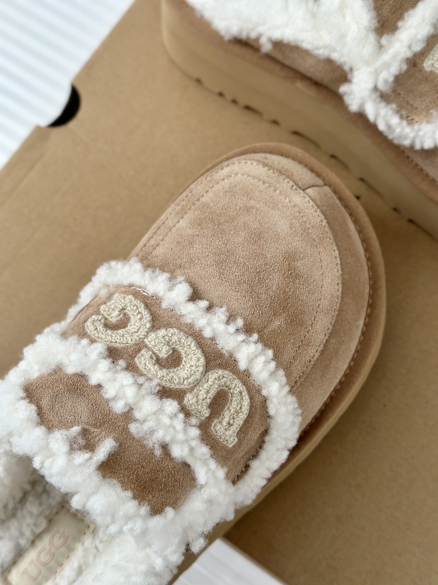 UGG24ss新品厚底字母半拖毛毛鞋这无法抗拒的新时尚今年的厚底系列真的是小个子的福音轻便好穿要温暖更要