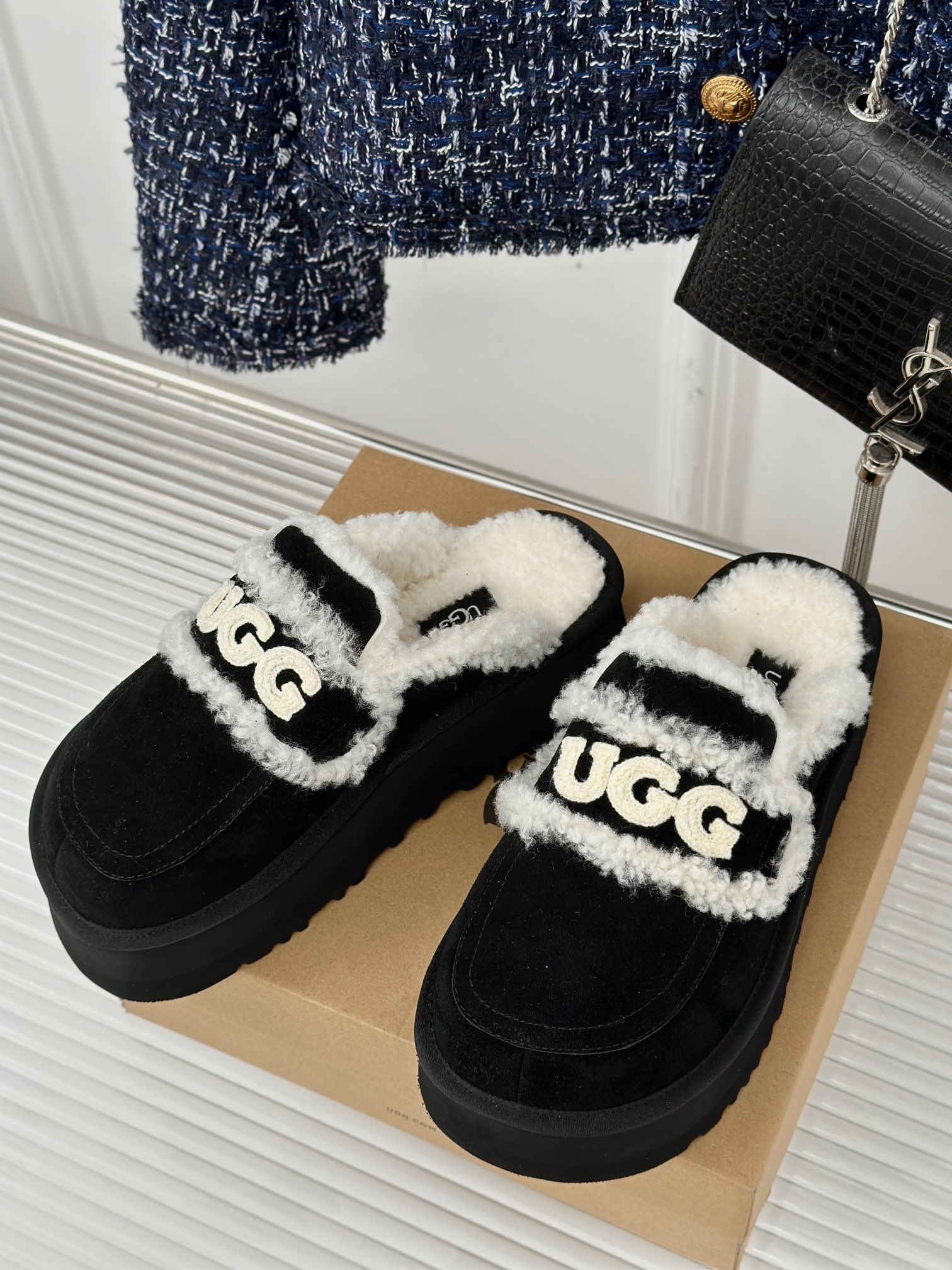 UGG24ss新品厚底字母半拖毛毛鞋这无法抗拒的新时尚今年的厚底系列真的是小个子的福音轻便好穿要温暖更要