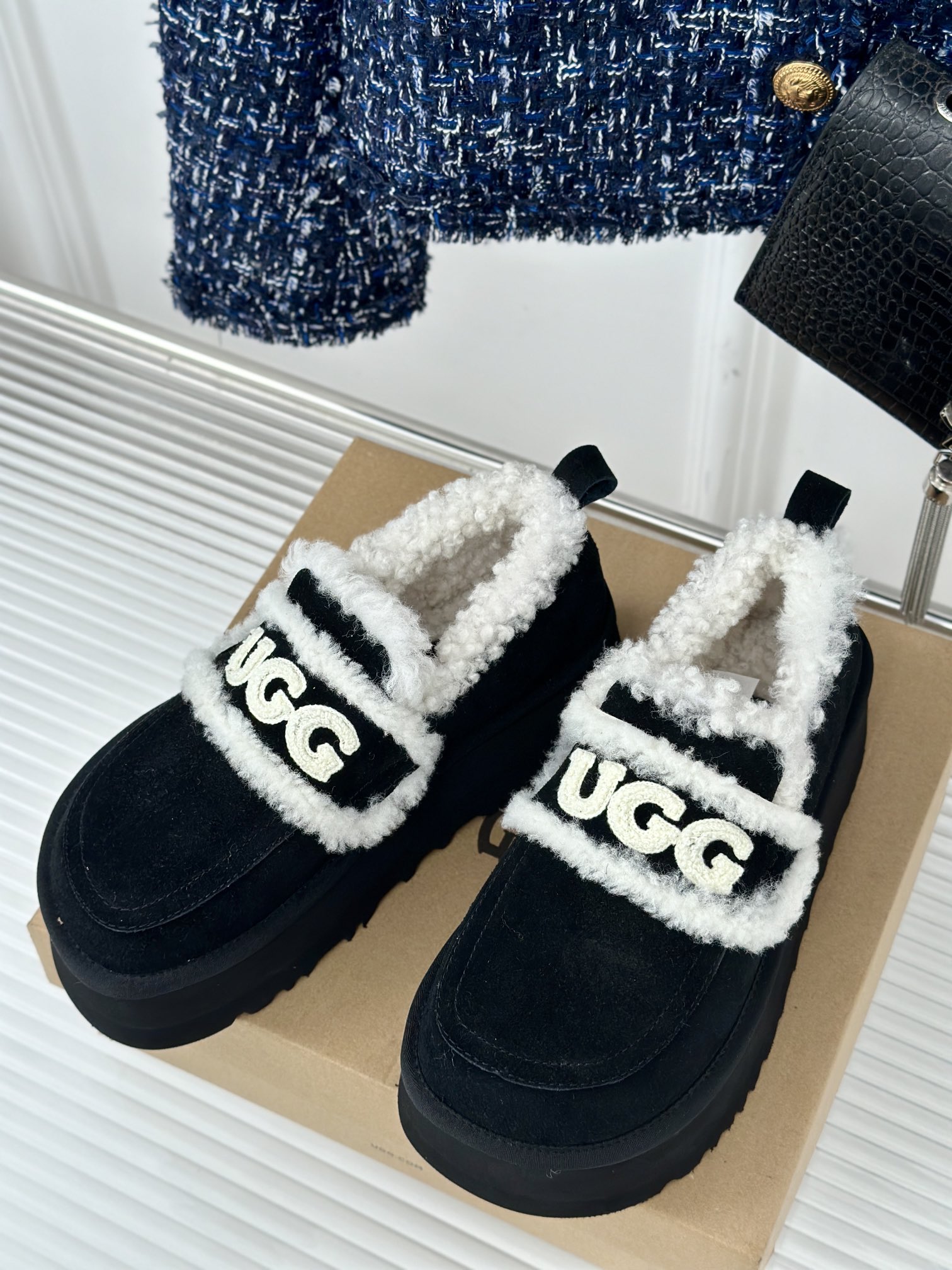 UGG24ss新品厚底字母半拖毛毛鞋这无法抗拒的新时尚今年的厚底系列真的是小个子的福音轻便好穿要温暖更要