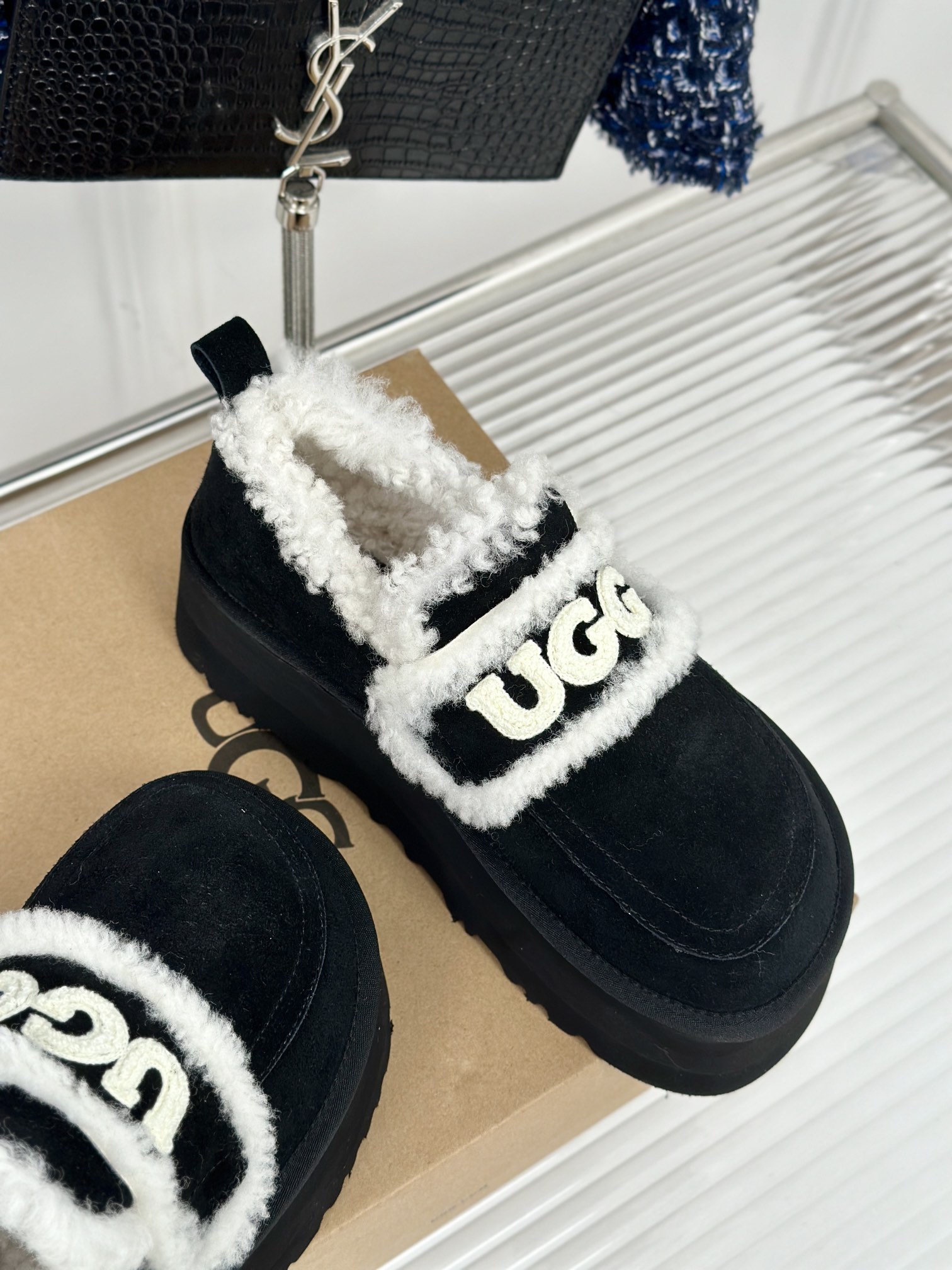 UGG24ss新品厚底字母半拖毛毛鞋这无法抗拒的新时尚今年的厚底系列真的是小个子的福音轻便好穿要温暖更要