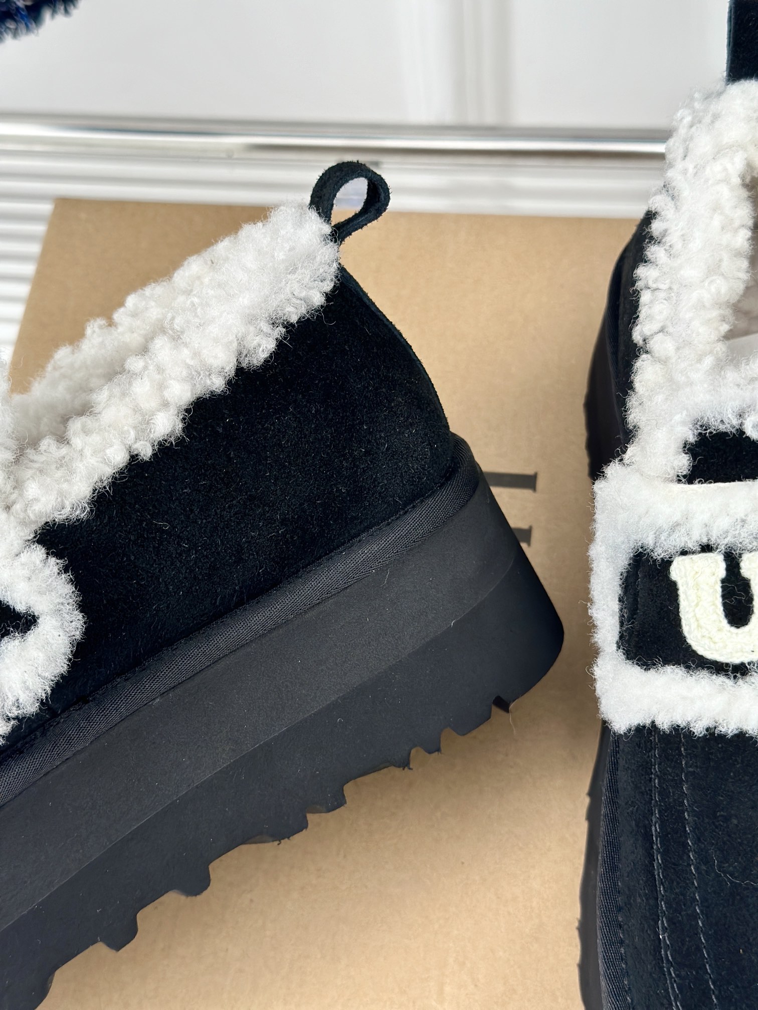 UGG24ss新品厚底字母半拖毛毛鞋这无法抗拒的新时尚今年的厚底系列真的是小个子的福音轻便好穿要温暖更要