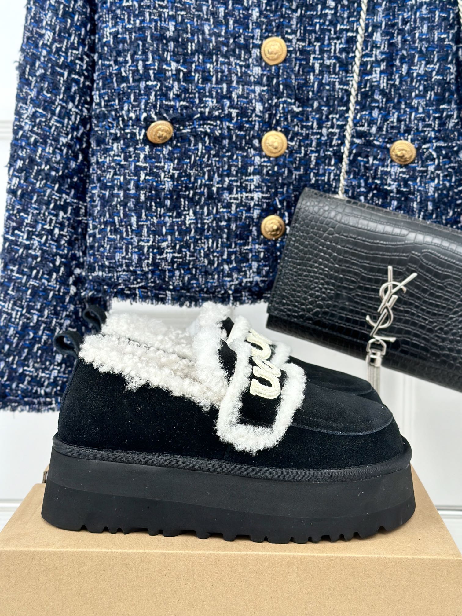 UGG24ss新品厚底字母半拖毛毛鞋这无法抗拒的新时尚今年的厚底系列真的是小个子的福音轻便好穿要温暖更要