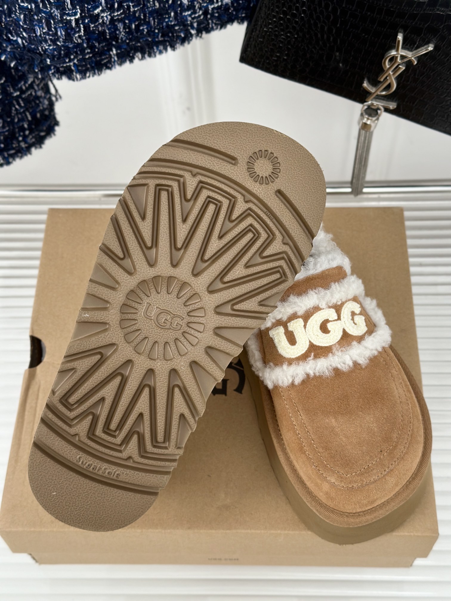 UGG24ss新品厚底字母半拖毛毛鞋这无法抗拒的新时尚今年的厚底系列真的是小个子的福音轻便好穿要温暖更要