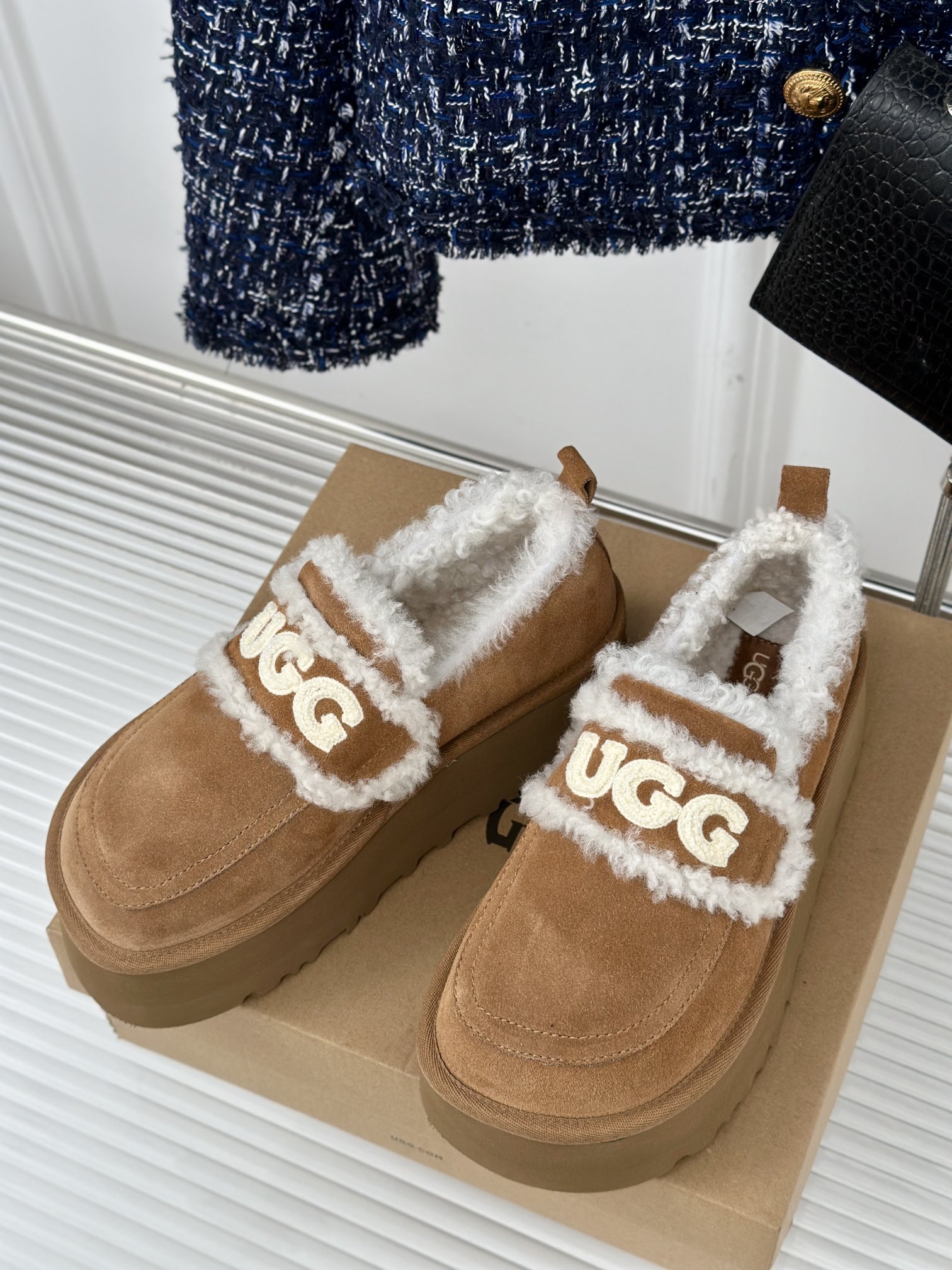 UGG24ss新品厚底字母半拖毛毛鞋这无法抗拒的新时尚今年的厚底系列真的是小个子的福音轻便好穿要温暖更要