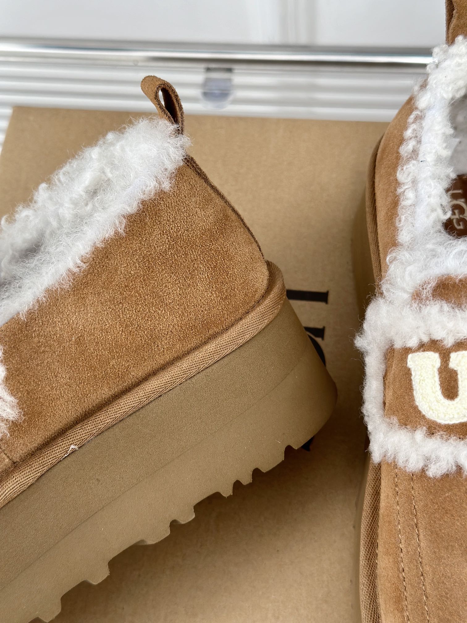 UGG24ss新品厚底字母半拖毛毛鞋这无法抗拒的新时尚今年的厚底系列真的是小个子的福音轻便好穿要温暖更要