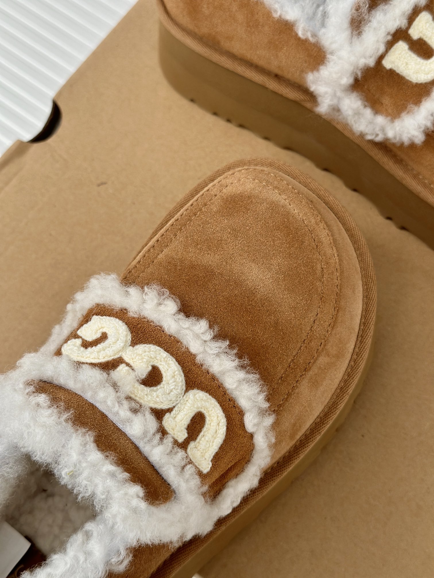 UGG24ss新品厚底字母半拖毛毛鞋这无法抗拒的新时尚今年的厚底系列真的是小个子的福音轻便好穿要温暖更要