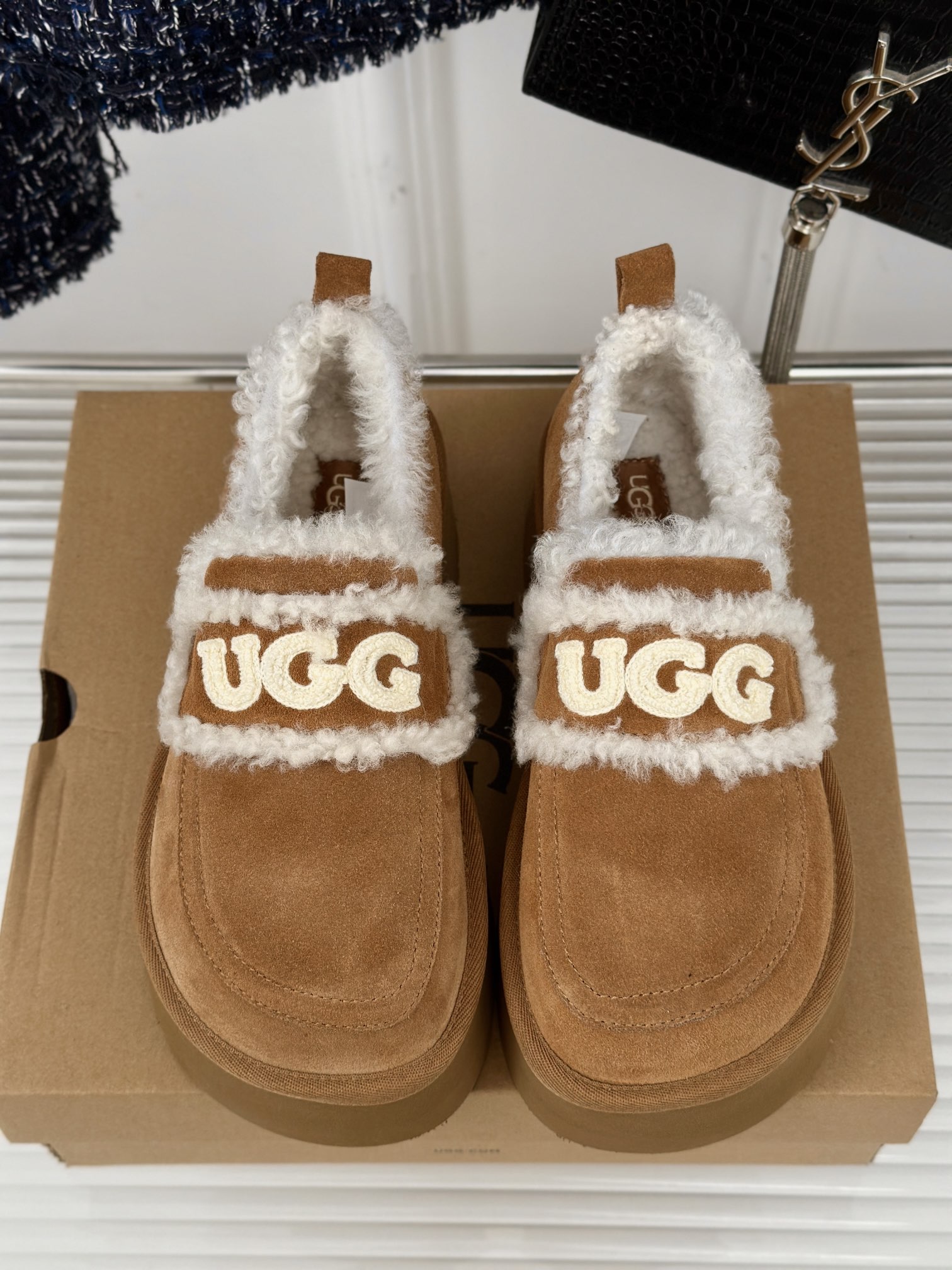 UGG24ss新品厚底字母半拖毛毛鞋这无法抗拒的新时尚今年的厚底系列真的是小个子的福音轻便好穿要温暖更要