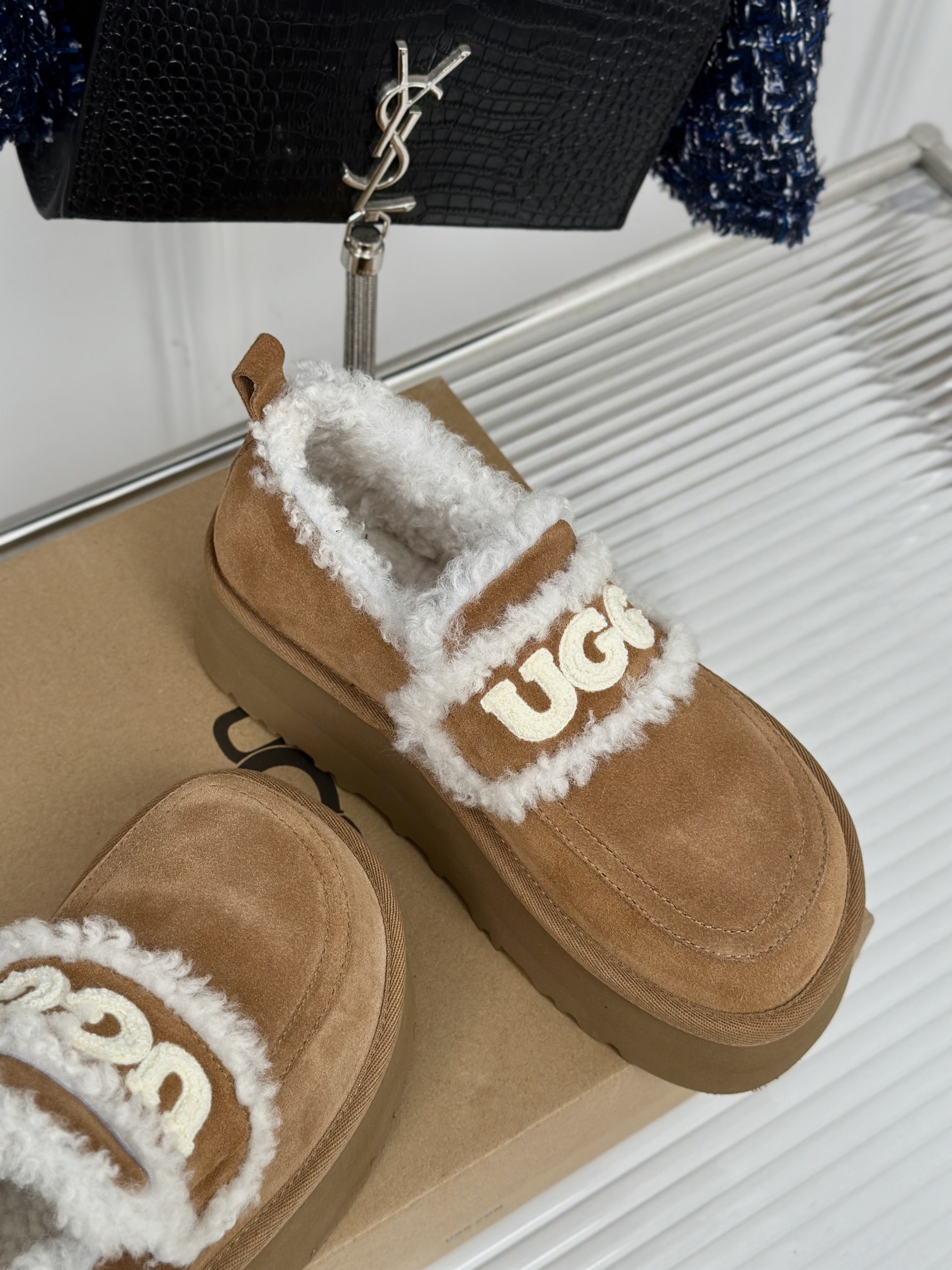 UGG24ss新品厚底字母半拖毛毛鞋这无法抗拒的新时尚今年的厚底系列真的是小个子的福音轻便好穿要温暖更要