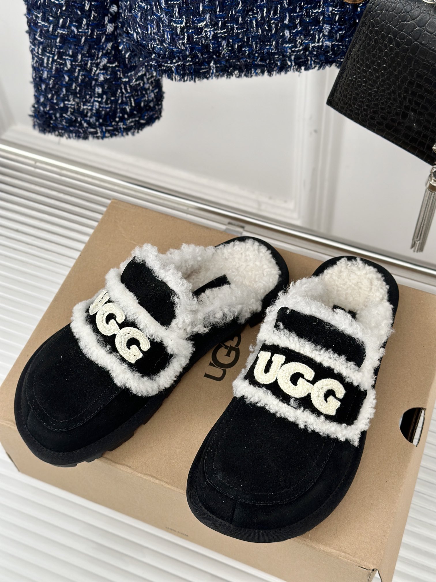 UGG24ss新品字母羊毛半拖这无法抗拒的新时尚今年的厚底系列真的是小个子的福音轻便好穿要温暖更要大长腿