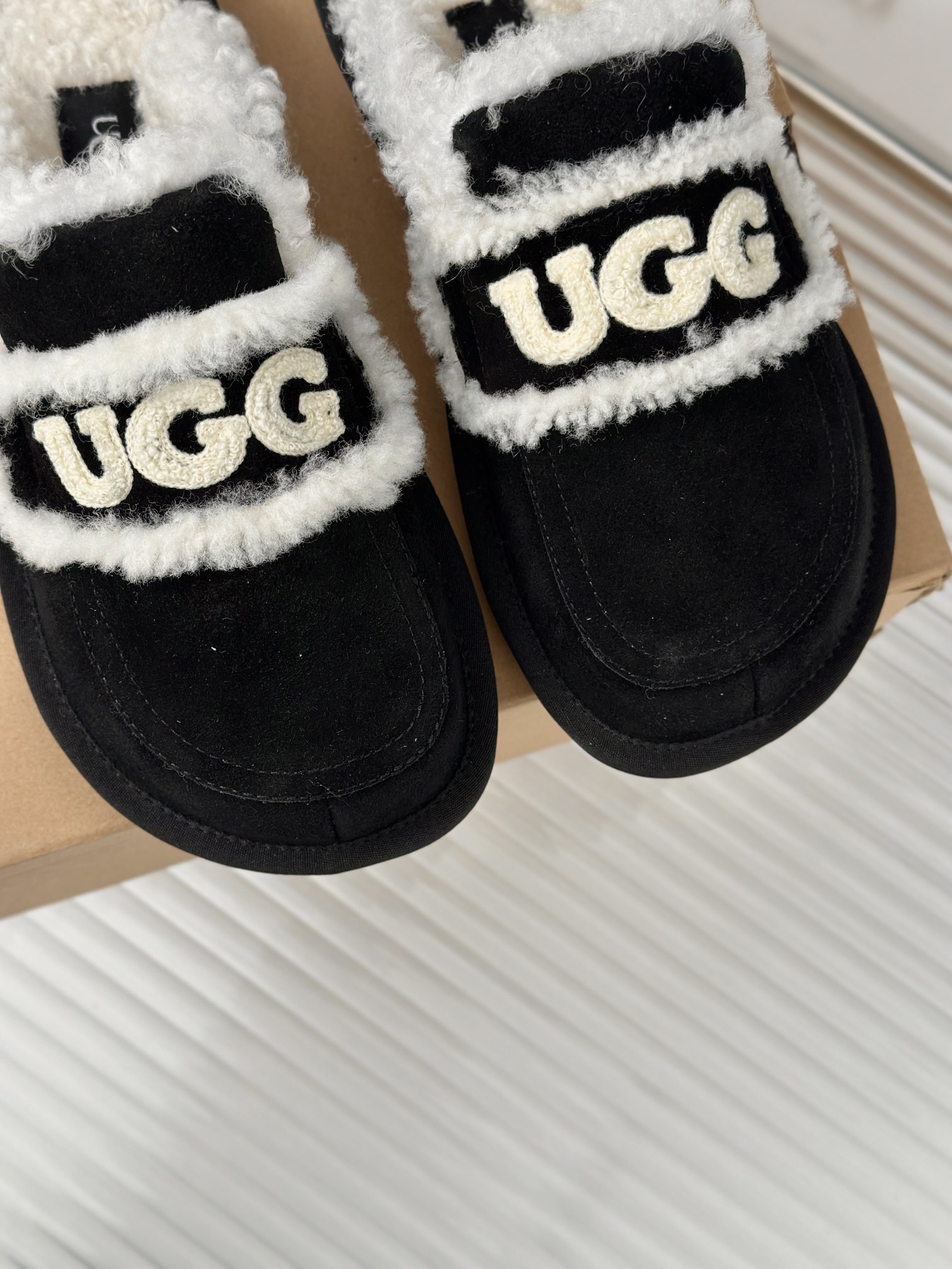 UGG24ss新品字母羊毛半拖这无法抗拒的新时尚今年的厚底系列真的是小个子的福音轻便好穿要温暖更要大长腿