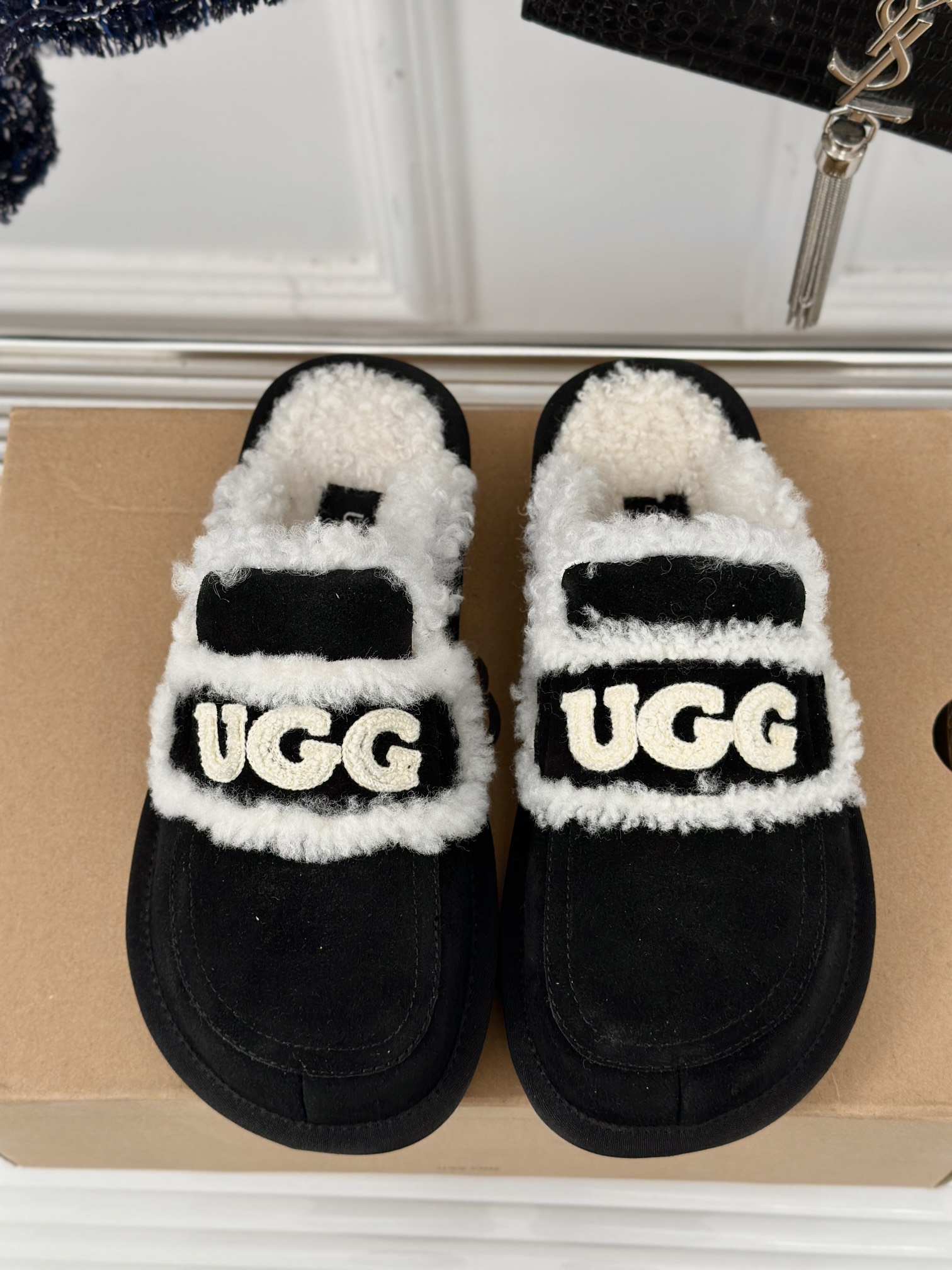 UGG24ss新品字母羊毛半拖这无法抗拒的新时尚今年的厚底系列真的是小个子的福音轻便好穿要温暖更要大长腿