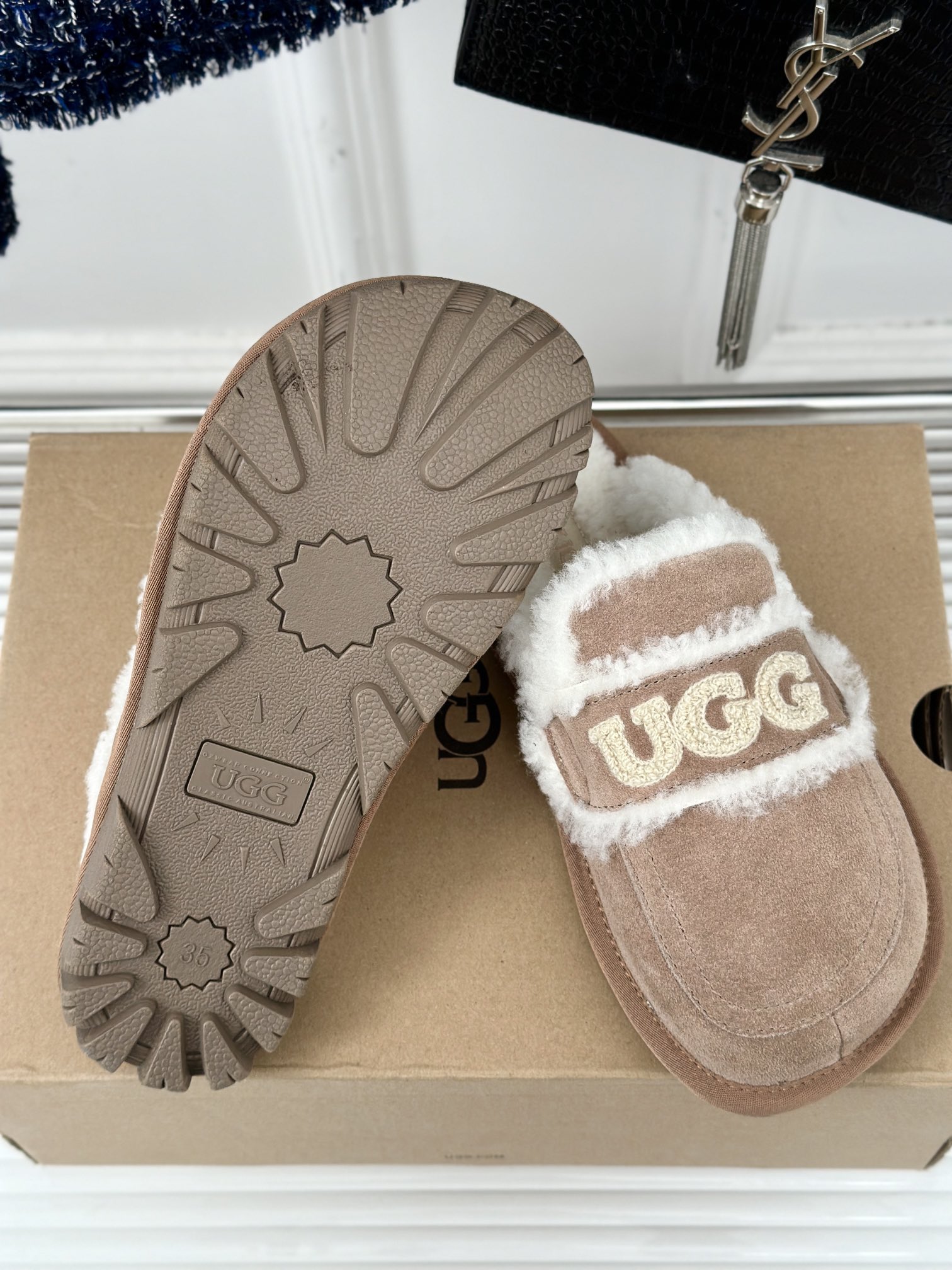 UGG24ss新品字母羊毛半拖这无法抗拒的新时尚今年的厚底系列真的是小个子的福音轻便好穿要温暖更要大长腿