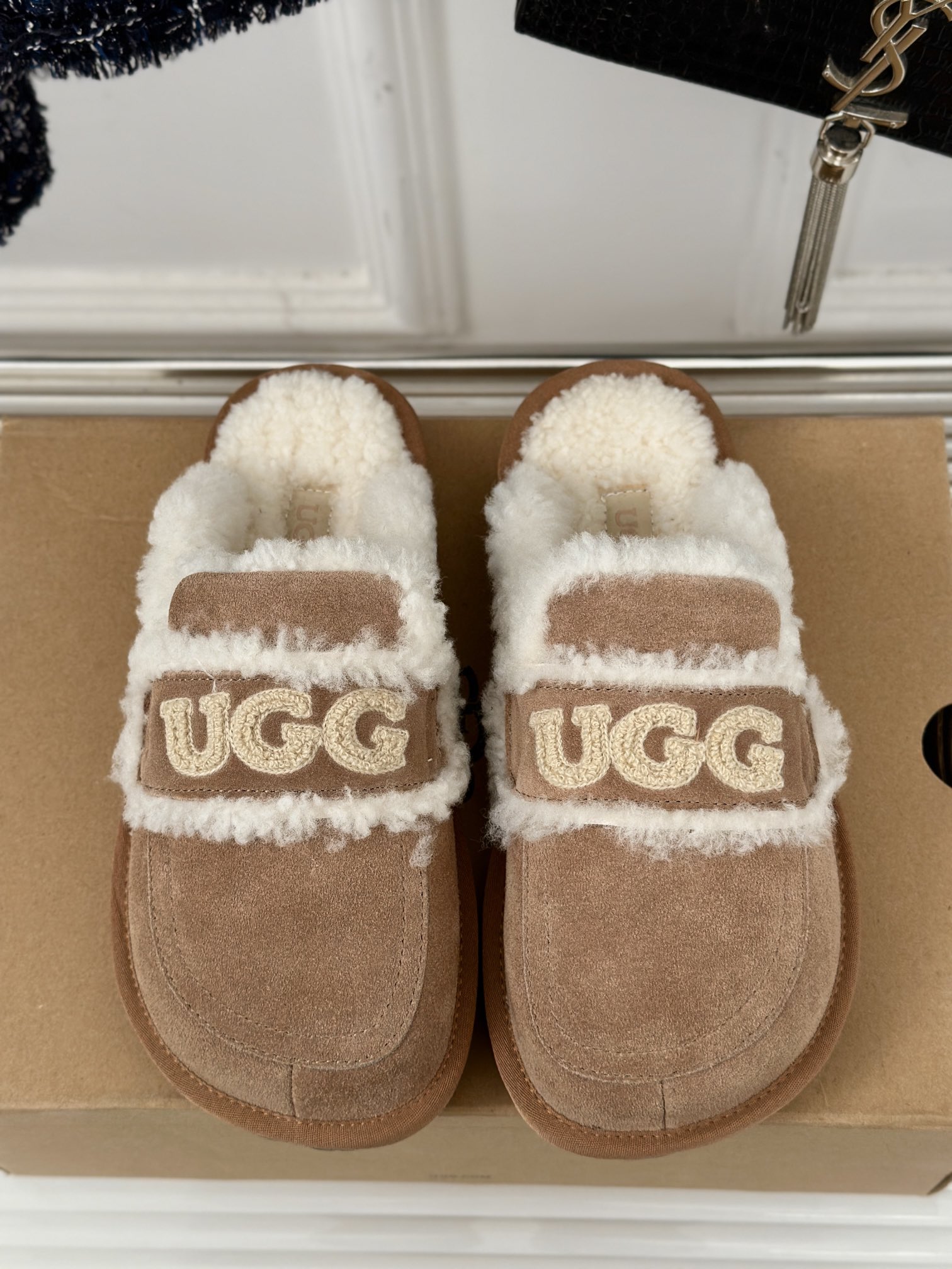 UGG24ss新品字母羊毛半拖这无法抗拒的新时尚今年的厚底系列真的是小个子的福音轻便好穿要温暖更要大长腿