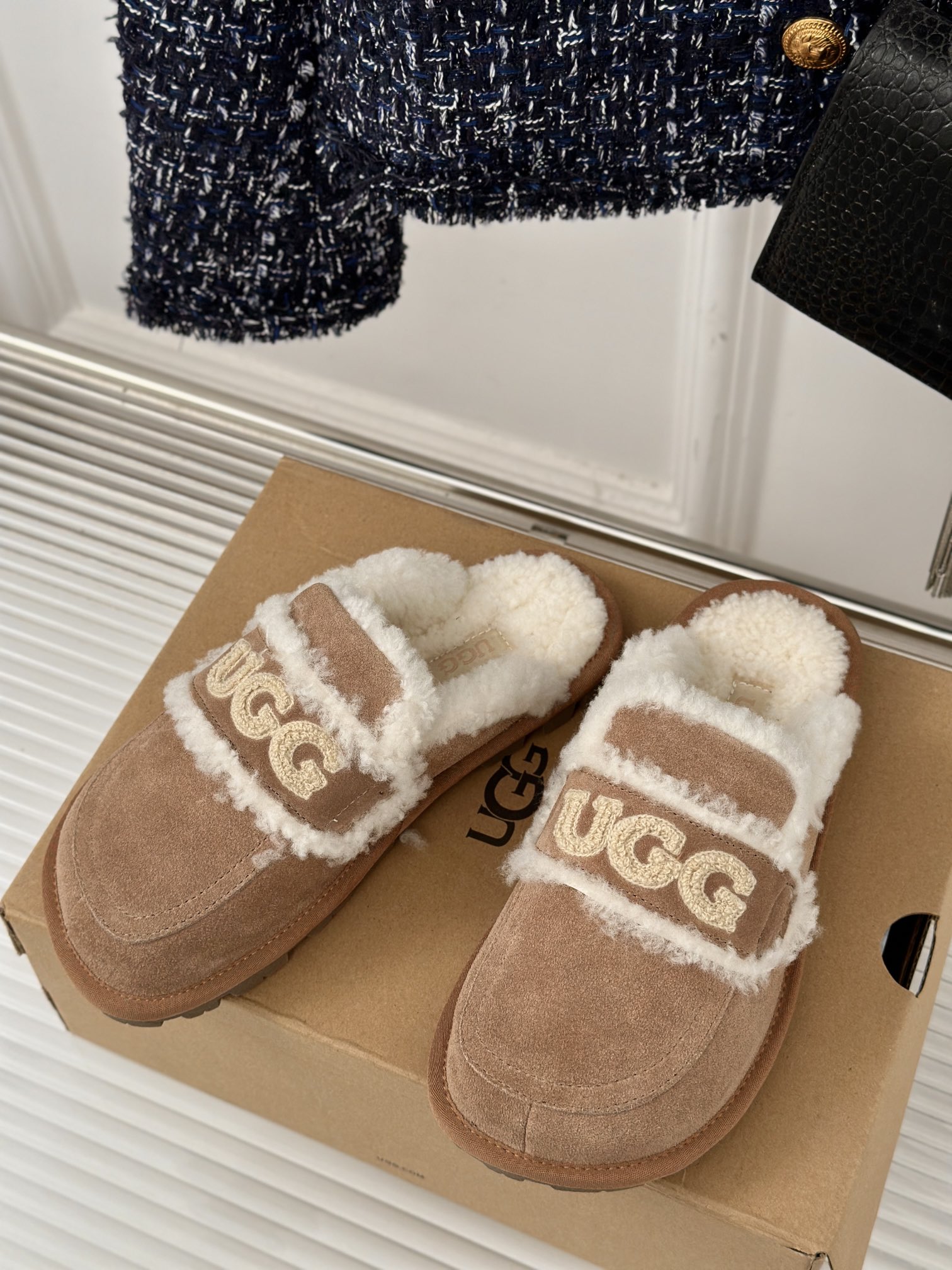 UGG24ss新品字母羊毛半拖这无法抗拒的新时尚今年的厚底系列真的是小个子的福音轻便好穿要温暖更要大长腿