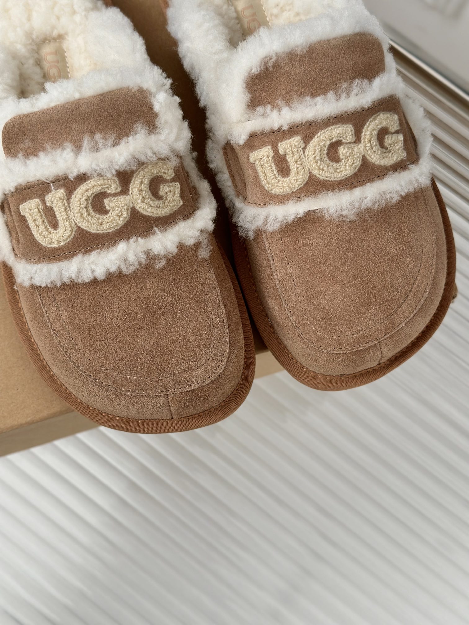 UGG24ss新品字母羊毛半拖这无法抗拒的新时尚今年的厚底系列真的是小个子的福音轻便好穿要温暖更要大长腿