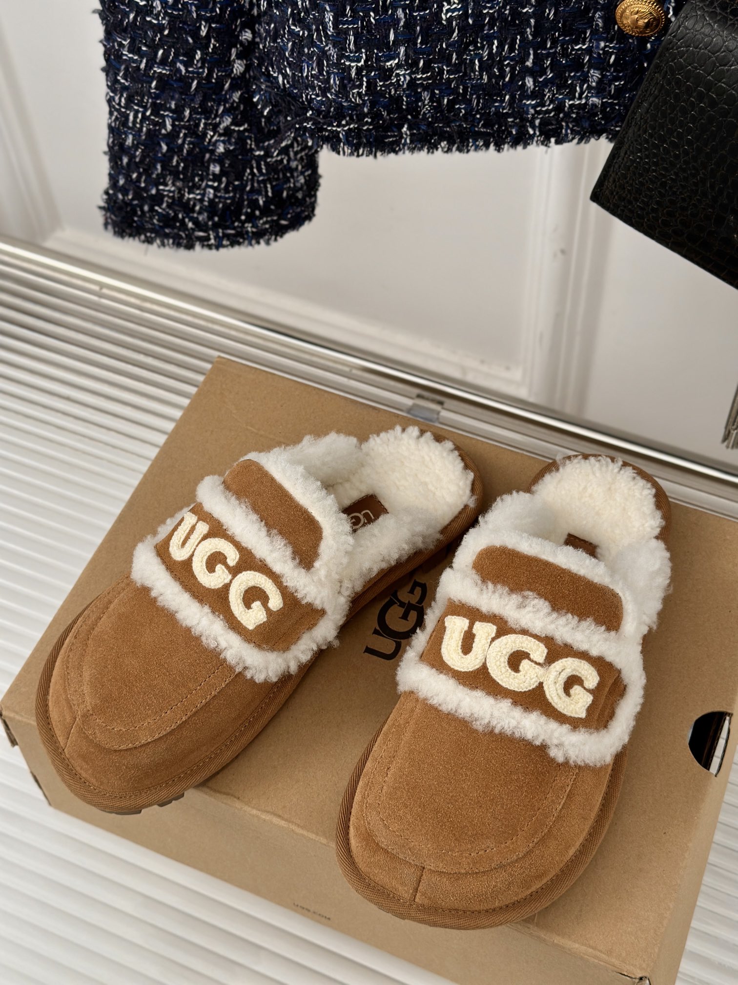 UGG24ss新品字母羊毛半拖这无法抗拒的新时尚今年的厚底系列真的是小个子的福音轻便好穿要温暖更要大长腿