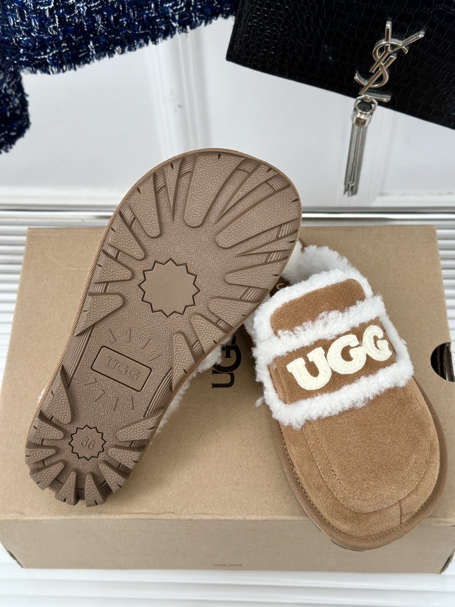 UGG24ss新品字母羊毛半拖这无法抗拒的新时尚今年的厚底系列真的是小个子的福音轻便好穿要温暖更要大长腿