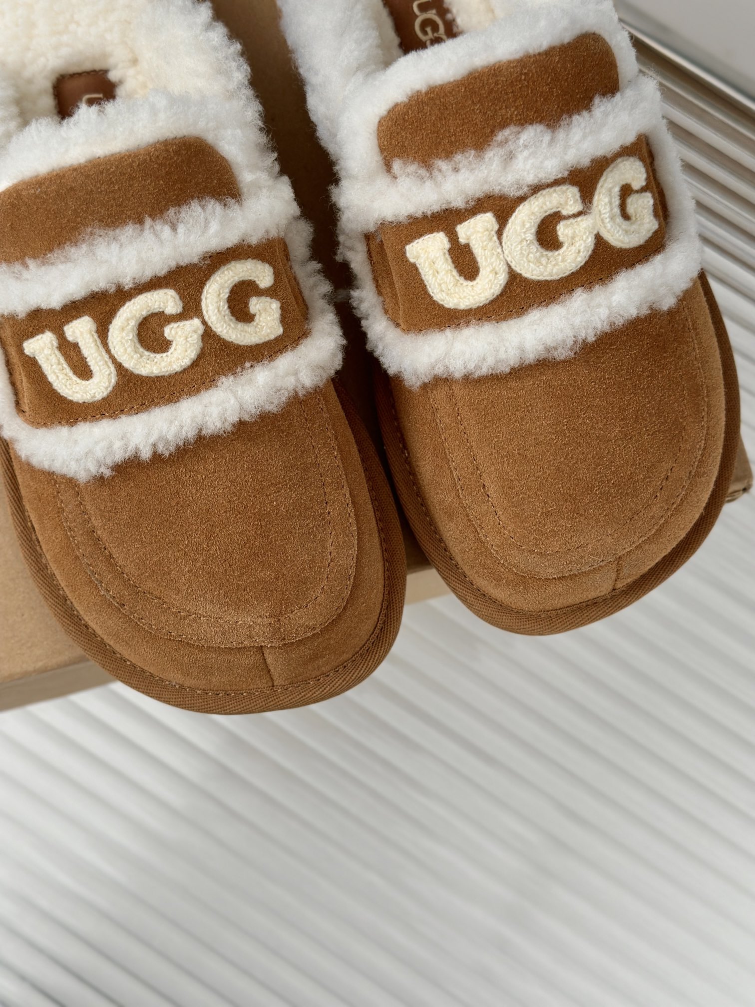 UGG24ss新品字母羊毛半拖这无法抗拒的新时尚今年的厚底系列真的是小个子的福音轻便好穿要温暖更要大长腿