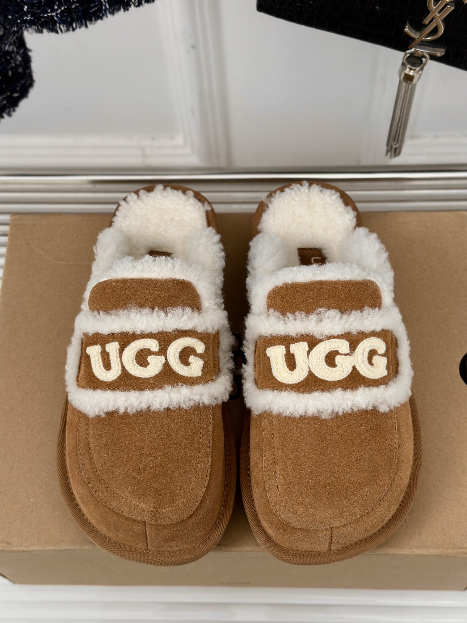 UGG24ss新品字母羊毛半拖这无法抗拒的新时尚今年的厚底系列真的是小个子的福音轻便好穿要温暖更要大长腿