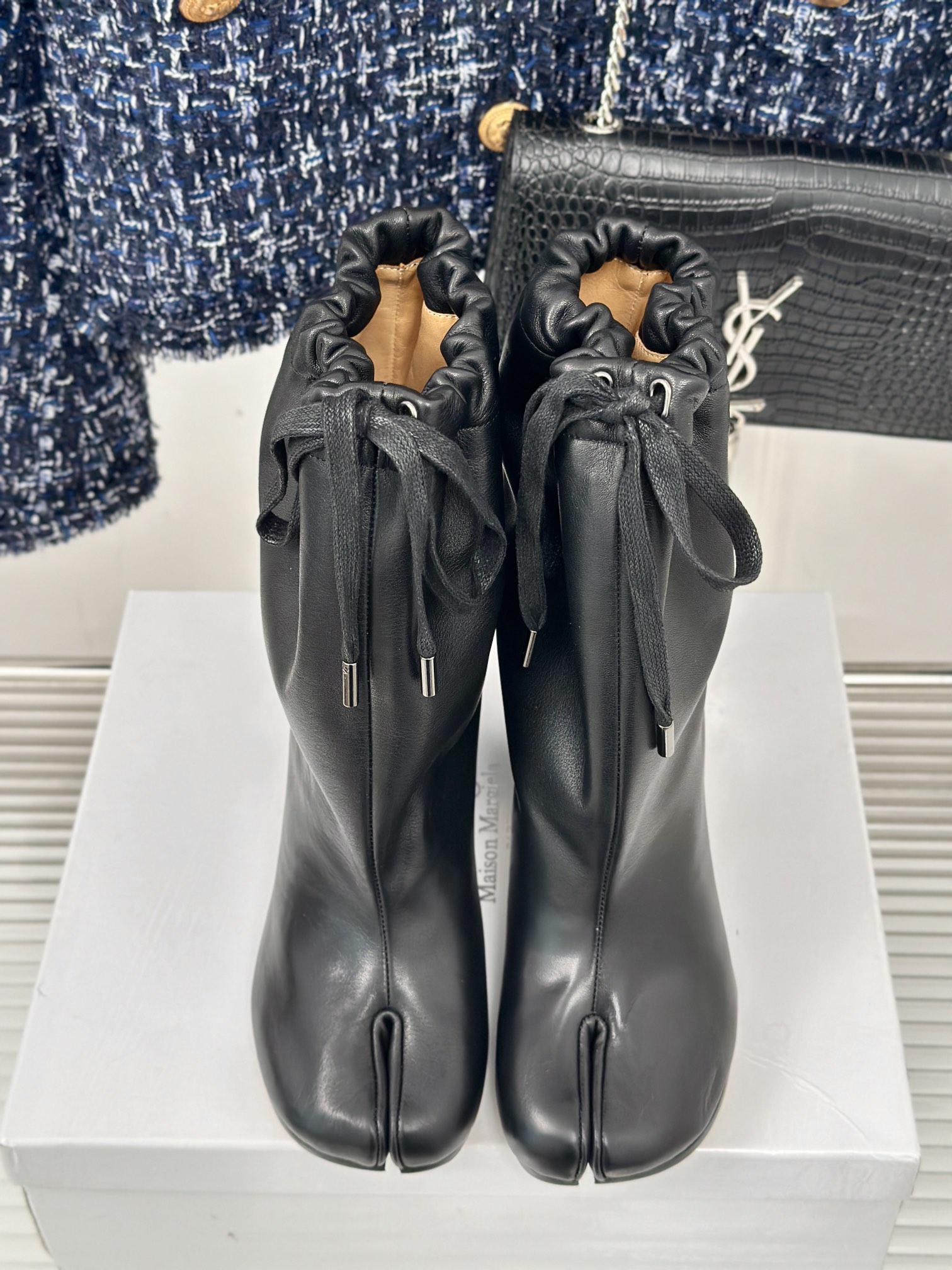 MaisonMargiela24FW秋冬新品抽绳纯色简约设计利用裙身褶皱和腰部蝴蝶结合做到收腰和慵懒感觉