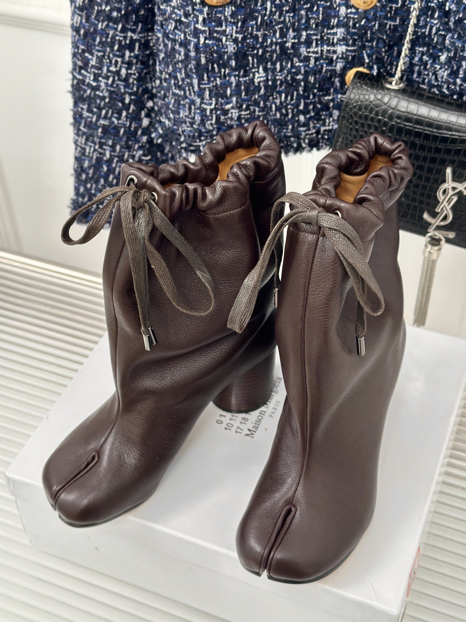 MaisonMargiela24FW秋冬新品抽绳纯色简约设计利用裙身褶皱和腰部蝴蝶结合做到收腰和慵懒感觉