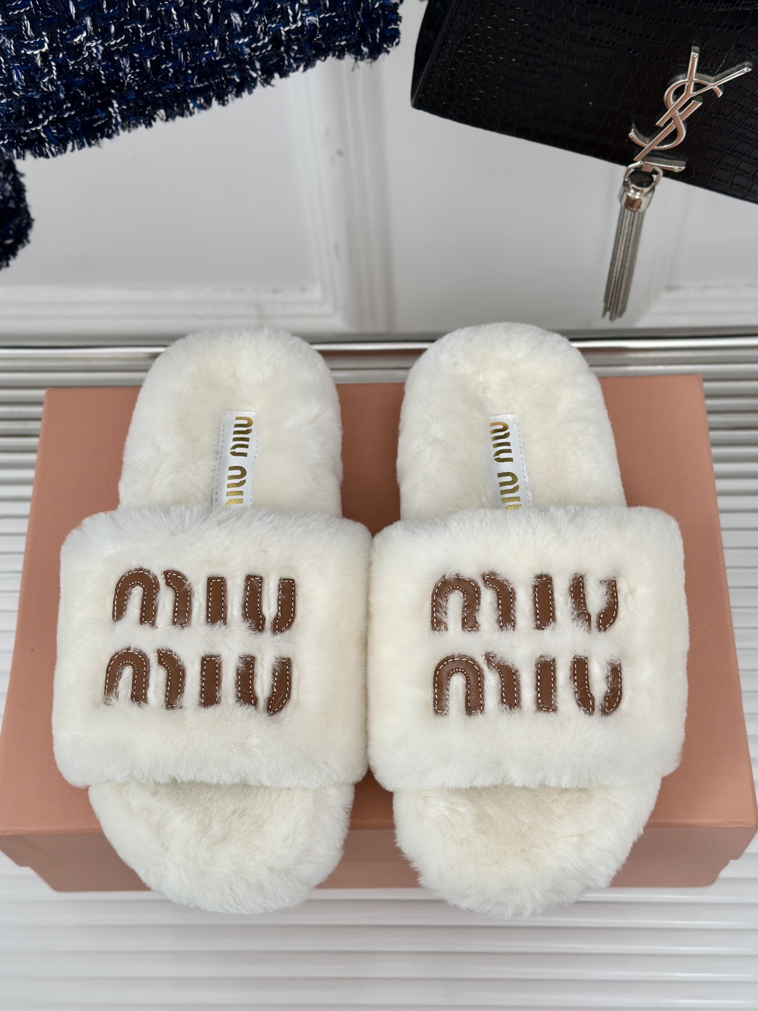 MIUMIU经典秋冬字母毛毛拖鞋这季节美鞋太多这款毛拖真的是让我无法自拔真太可爱了毛茸茸的羊毛是选用欧洲