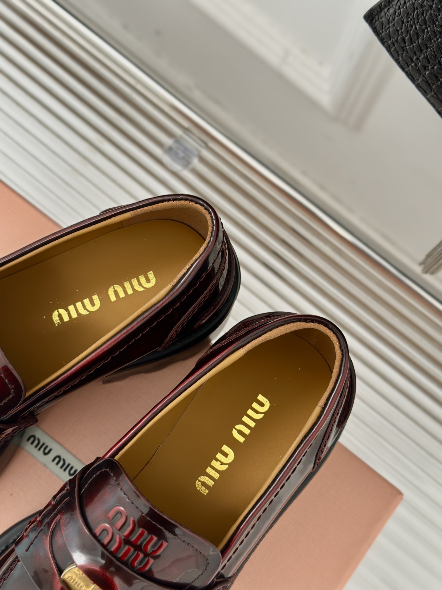 MiuMiu/缪缪经典走秀款钱币松糕厚底乐福鞋最近风很大的金币乐福鞋被挖到了满满的复古英伦感顺带着一股学