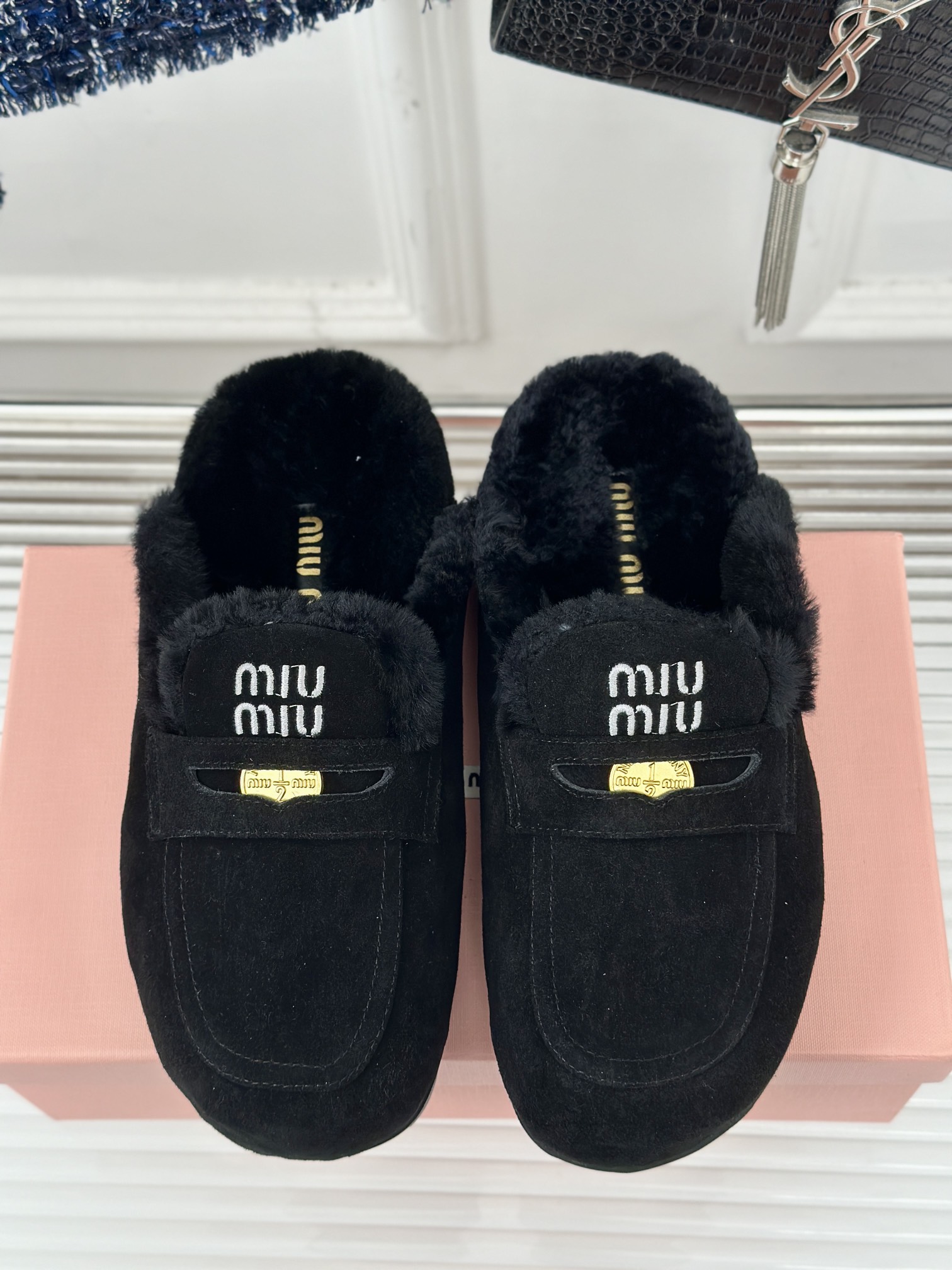 MIUMIU经典秋冬金钱币毛拖半拖鞋这季节美鞋太多这款毛拖真的是让我无法自拔真太可爱了毛茸茸的羊毛是选用