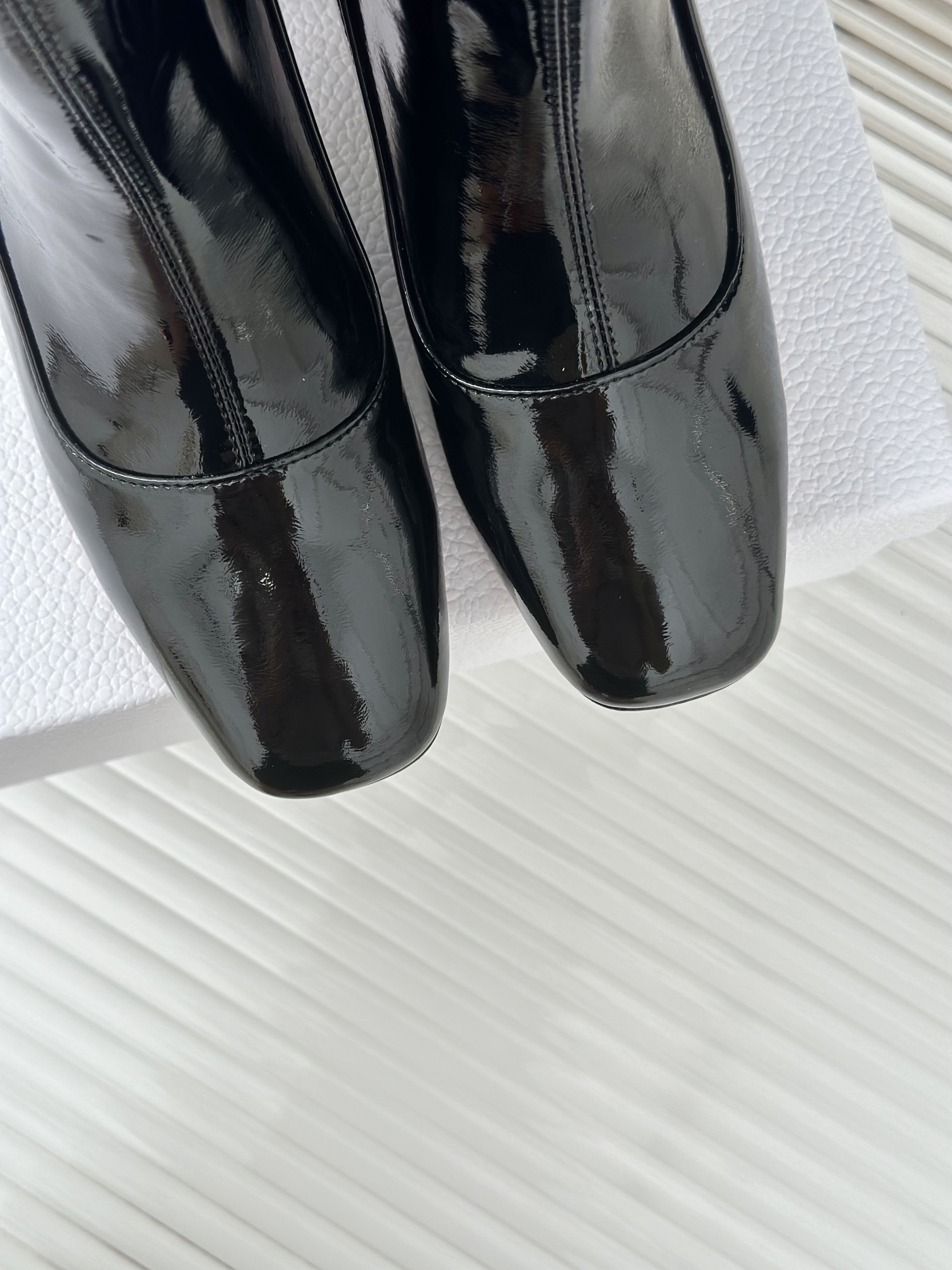 Dior/迪奥24S秋冬新品圆跟短靴这季的靴子真的要狂种草啦圆跟字母logo设计特别修饰腿型凸显品牌特色