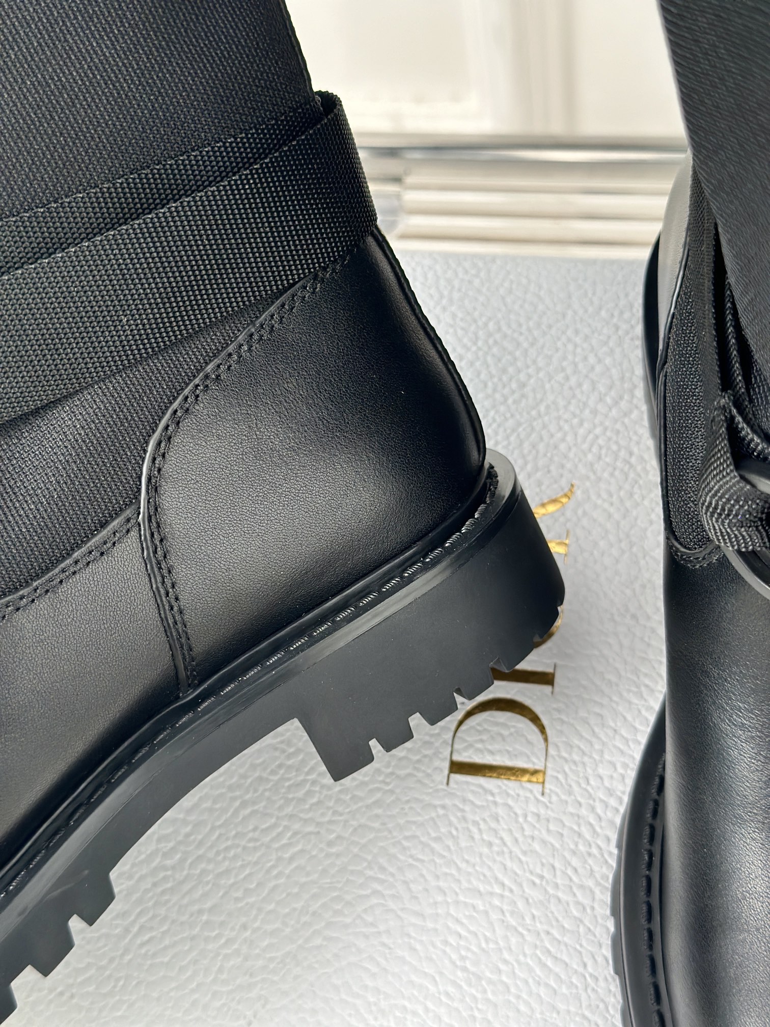 Dior/迪奥经典秋冬复古字母刺绣工装靴D家经典款靴子并不多这款专柜一直热卖不得不说这款鞋子特显瘦靴筒是