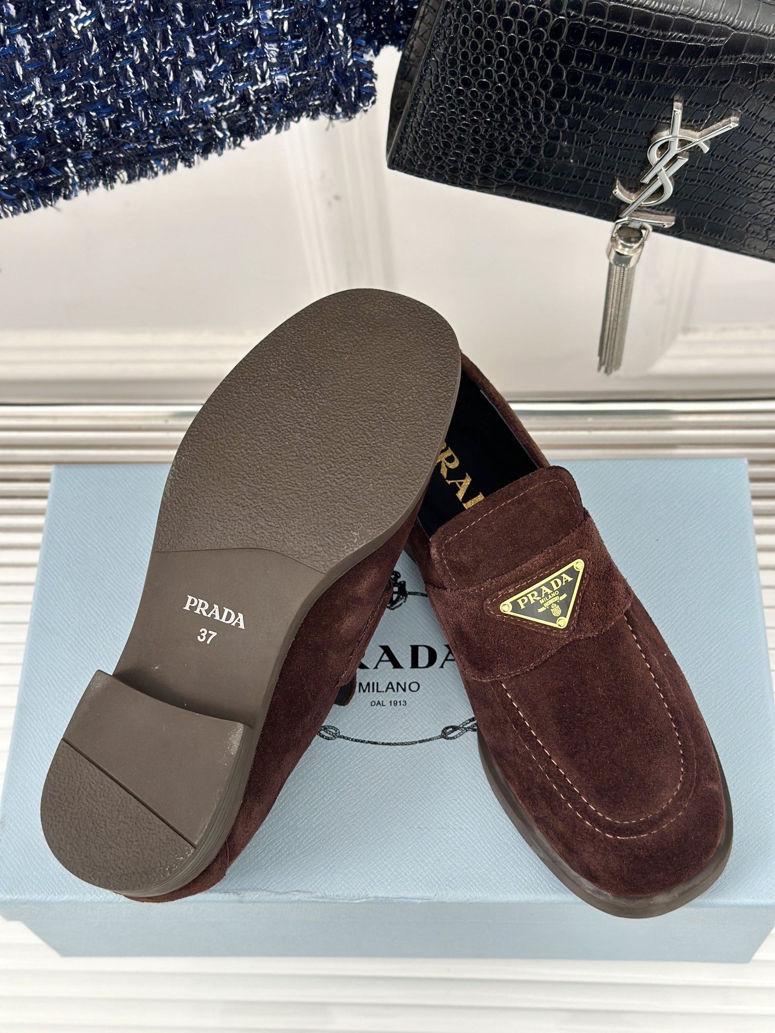 Prada/普拉达三角标麂皮乐福鞋美拉德色系也太秋冬了吧小牛丝光反绒麂皮材质羊皮内里肉眼可见的质感舒适度