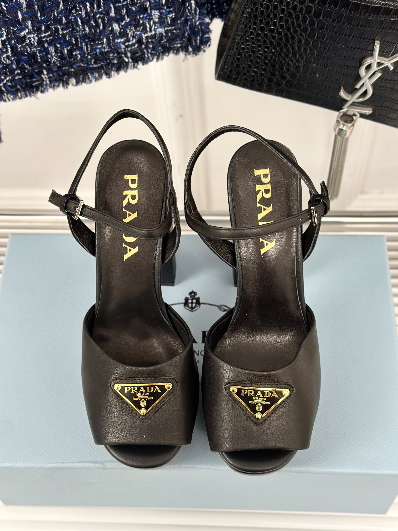 PRADA/普拉达经典三角标一字带粗跟恨天高凉鞋春夏主场秀款恨天高系列！实在太火可以说是火遍全网无论搭配