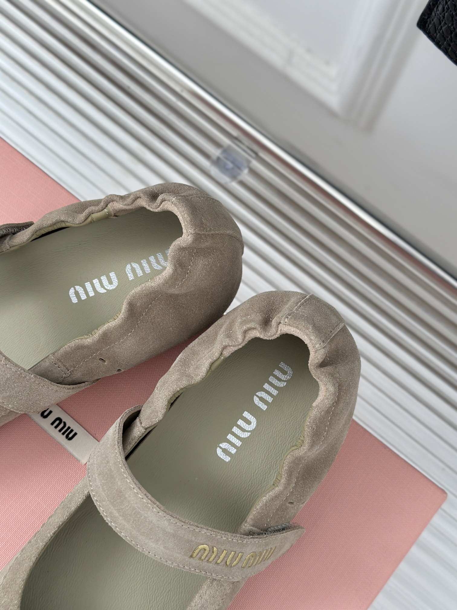 MIUMIU25C早春新品玛丽珍鞋系列！满满的少女心款式设计可爱优雅不乏美艳色彩简简单单又藏着小心机优雅