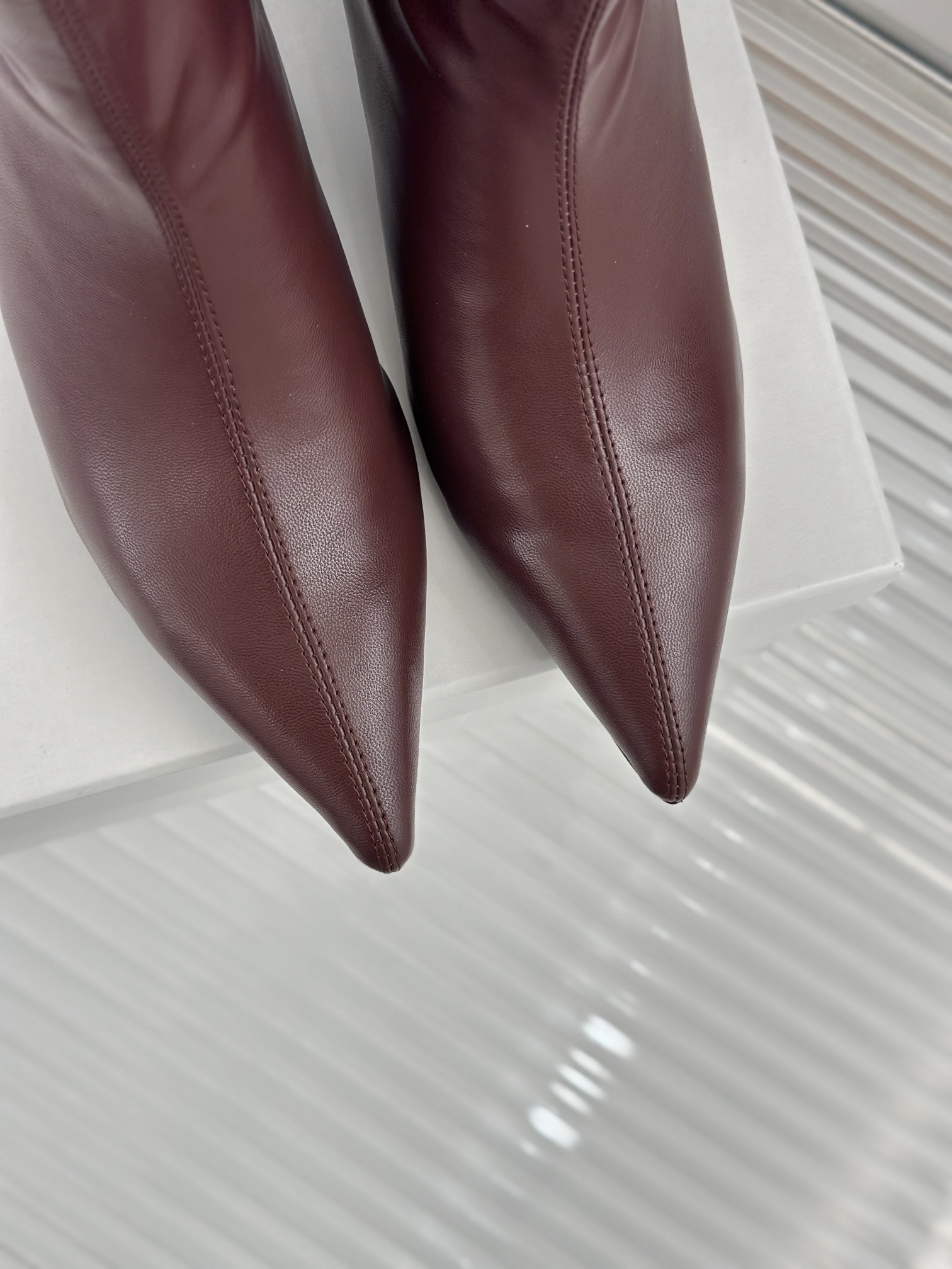 Toteme设计师小众品牌经典秋冬小猫跟尖头短靴来自瑞典的小众品牌很多博主都是大爱这款鞋被称为神仙百搭靴