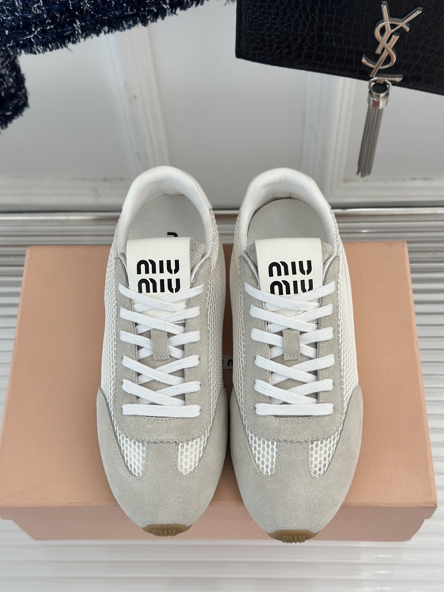 MiuMiu缪缪25s早春新品镂空休闲运动鞋独特的设计时尚又百搭无论是搭配牛仔裤还是裙子都能轻松驾驭彰显