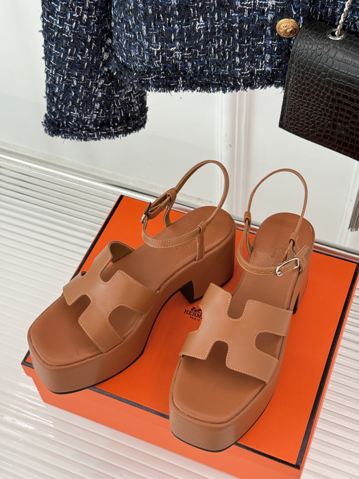 Hermès/爱马仕经典H厚底凉鞋依旧是永恒经典的H造型极约复古的设计浓厚的异域风情厚底在拉长腿方面真的