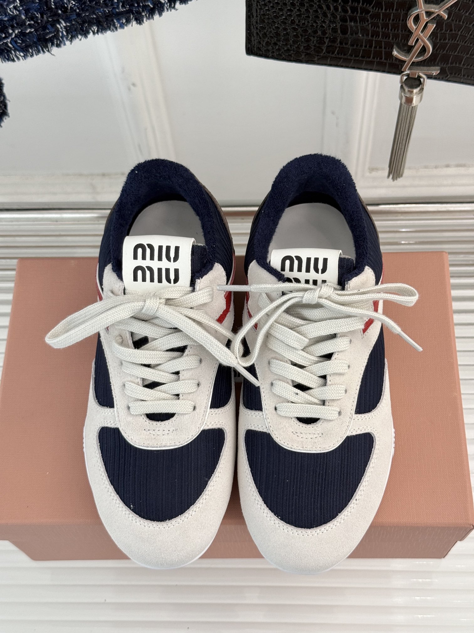 MiuMiu/缪缪25ss早春系列秀场新品运动鞋这双运动鞋引起关注MiuMiu与NewBalance合作