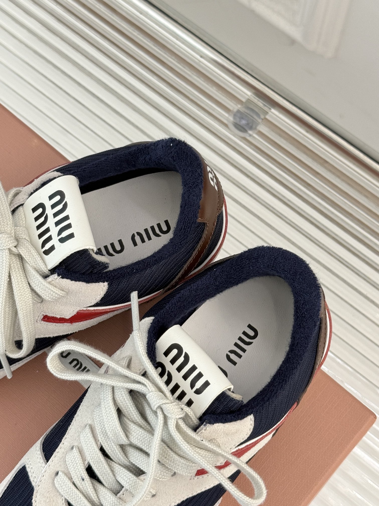 MiuMiu/缪缪25ss早春系列秀场新品运动鞋这双运动鞋引起关注MiuMiu与NewBalance合作