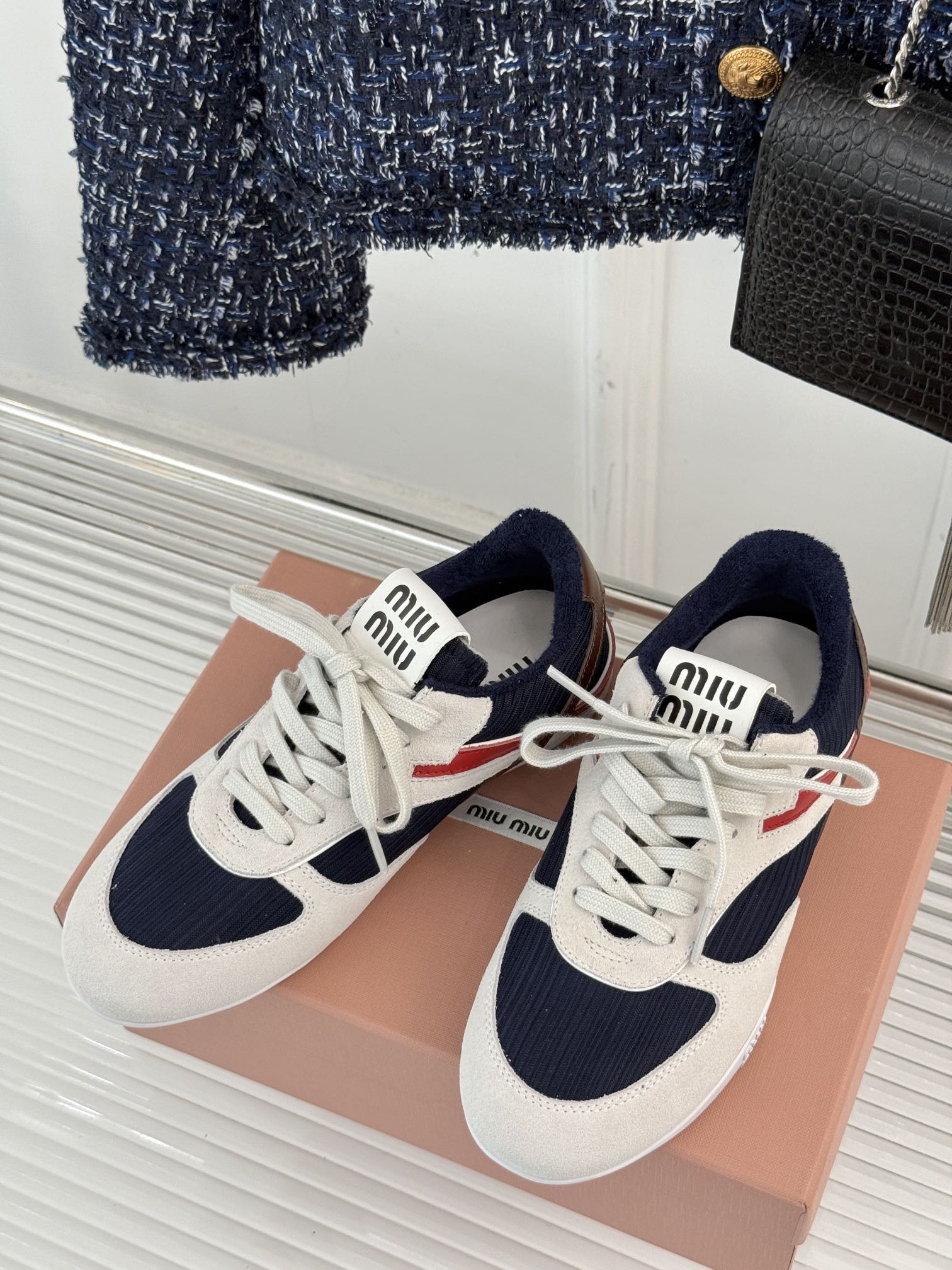 MiuMiu/缪缪25ss早春系列秀场新品运动鞋这双运动鞋引起关注MiuMiu与NewBalance合作