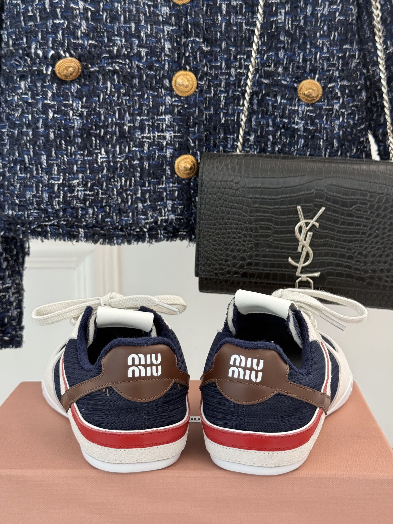 MiuMiu/缪缪25ss早春系列秀场新品运动鞋这双运动鞋引起关注MiuMiu与NewBalance合作