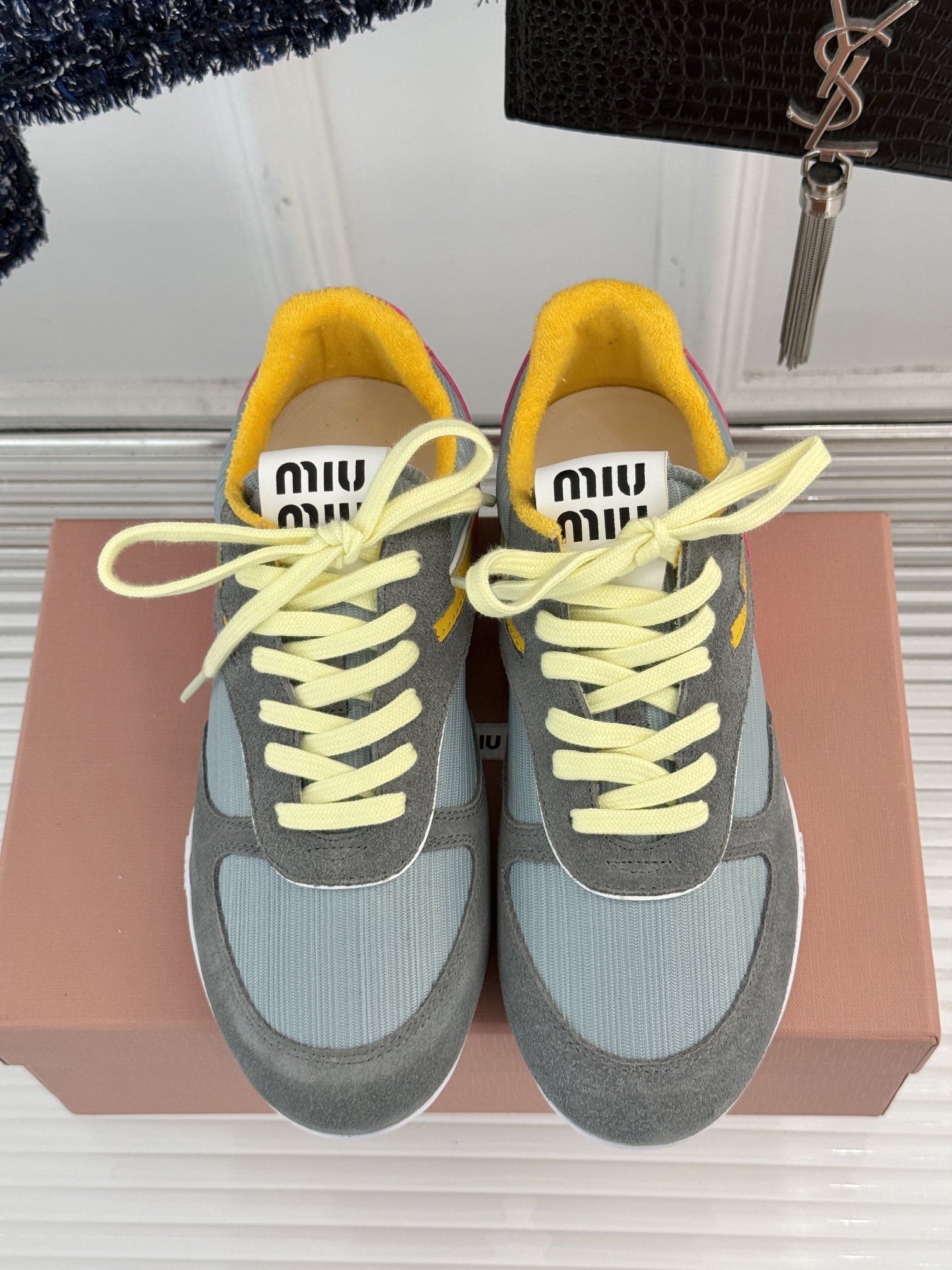 MiuMiu/缪缪25ss早春系列秀场新品运动鞋这双运动鞋引起关注MiuMiu与NewBalance合作