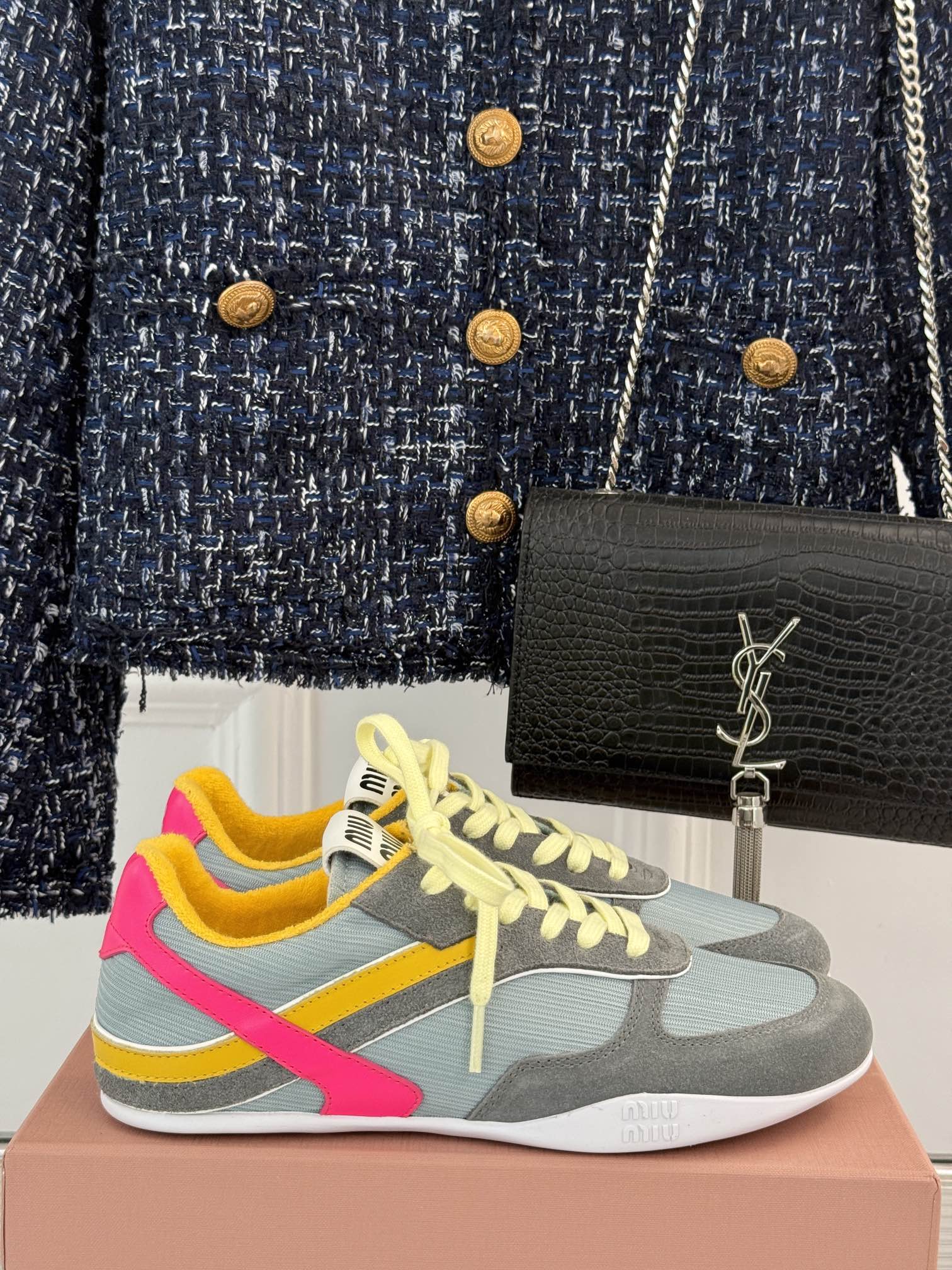 MiuMiu/缪缪25ss早春系列秀场新品运动鞋这双运动鞋引起关注MiuMiu与NewBalance合作