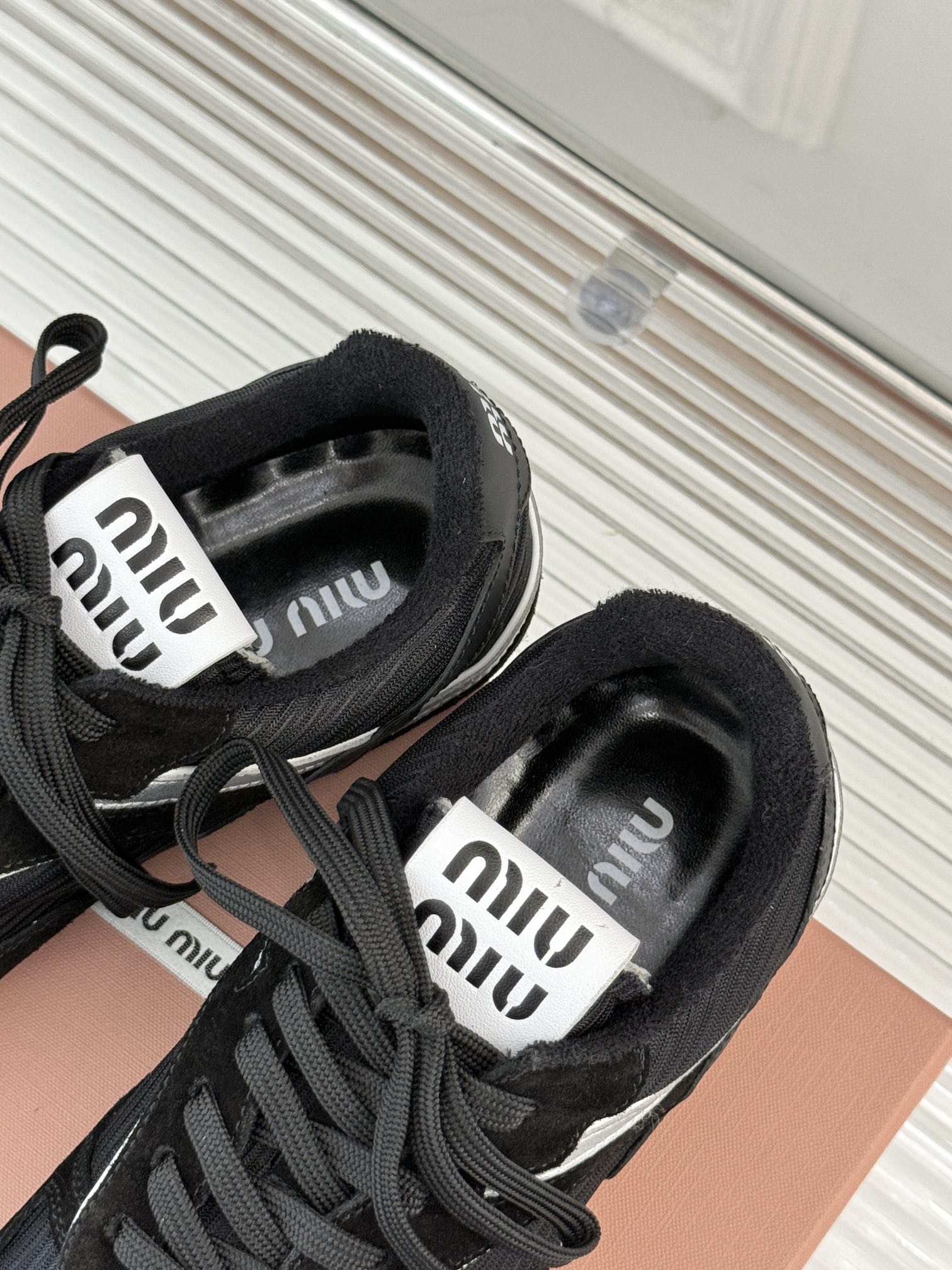 MiuMiu/缪缪25ss早春系列秀场新品运动鞋这双运动鞋引起关注MiuMiu与NewBalance合作