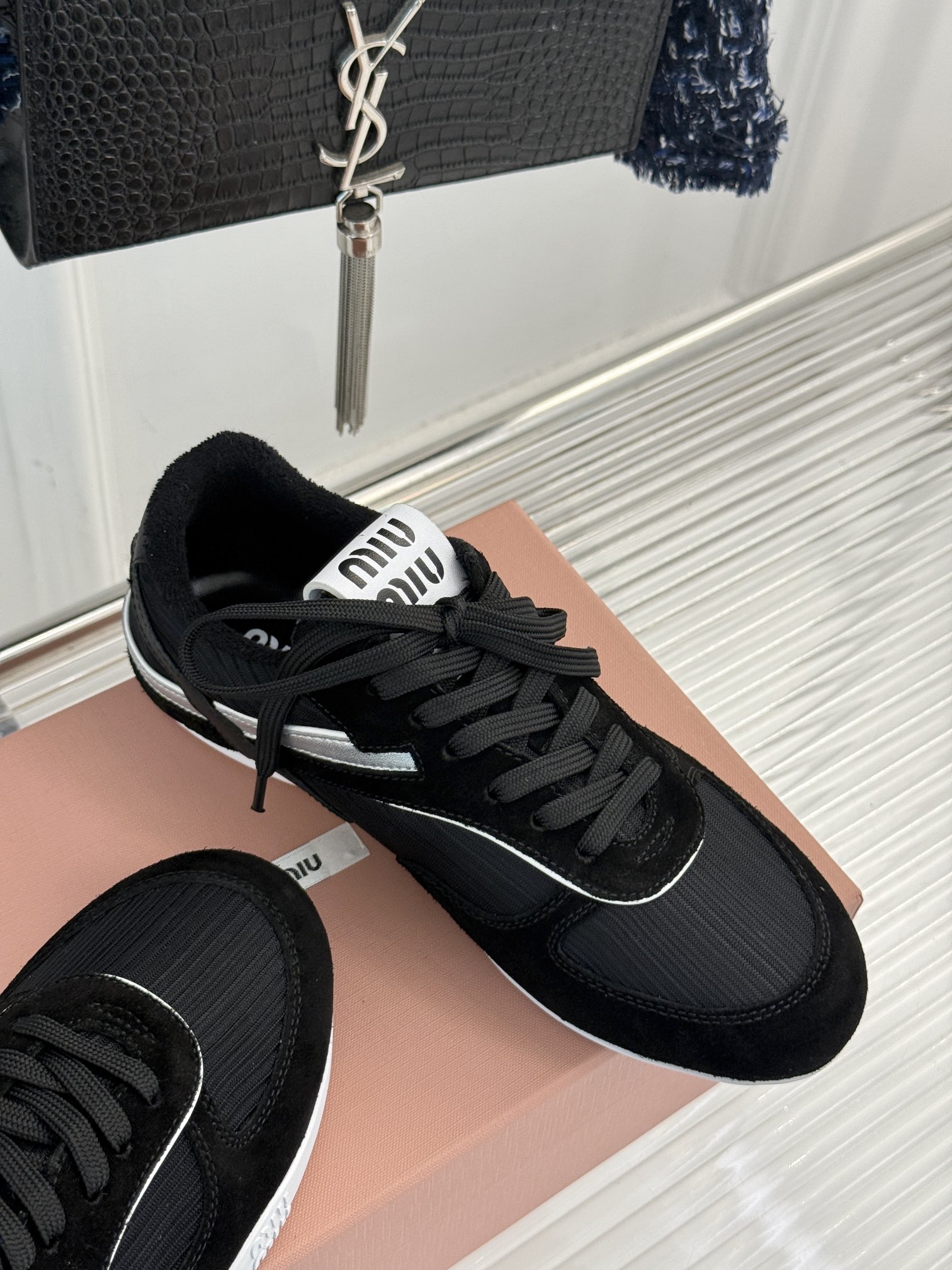 MiuMiu/缪缪25ss早春系列秀场新品运动鞋这双运动鞋引起关注MiuMiu与NewBalance合作