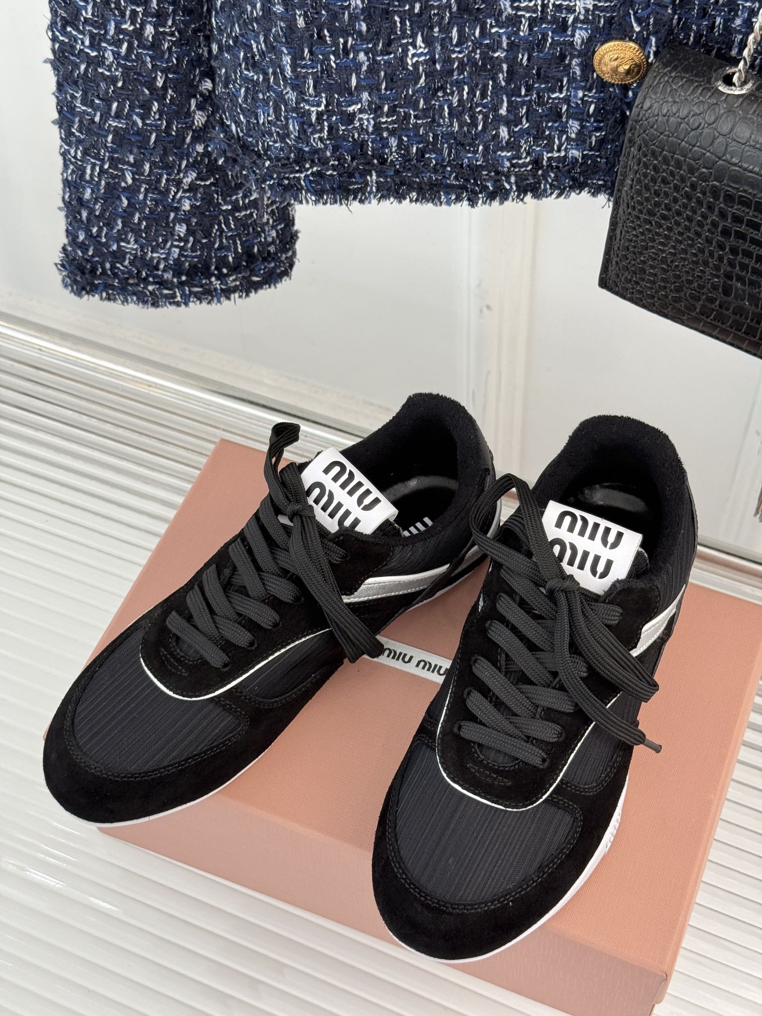 MiuMiu/缪缪25ss早春系列秀场新品运动鞋这双运动鞋引起关注MiuMiu与NewBalance合作